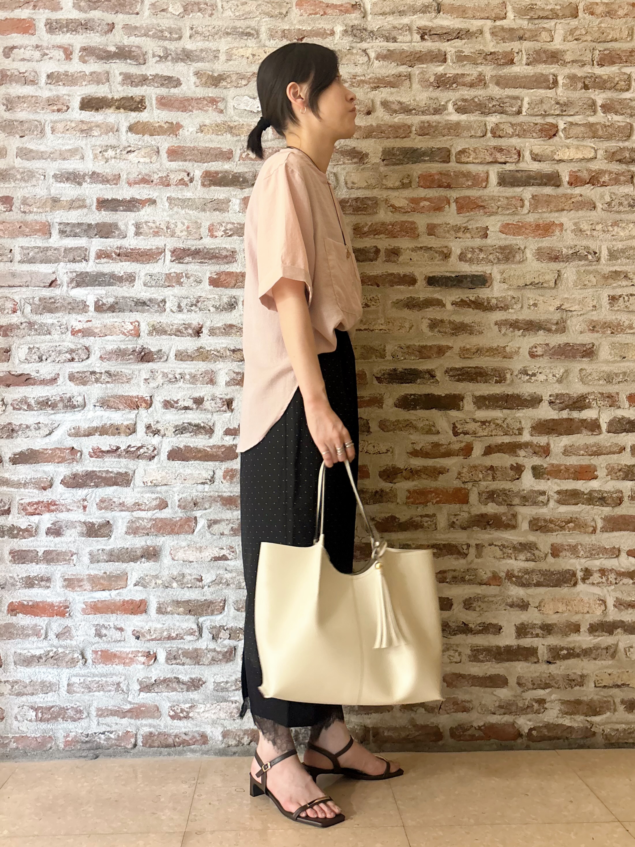 しばさんの「THE SHOP TK｜【M-XL/秋始めにちょうどいい】細見え5分袖Wポケットシャツ」を使ったコーディネート