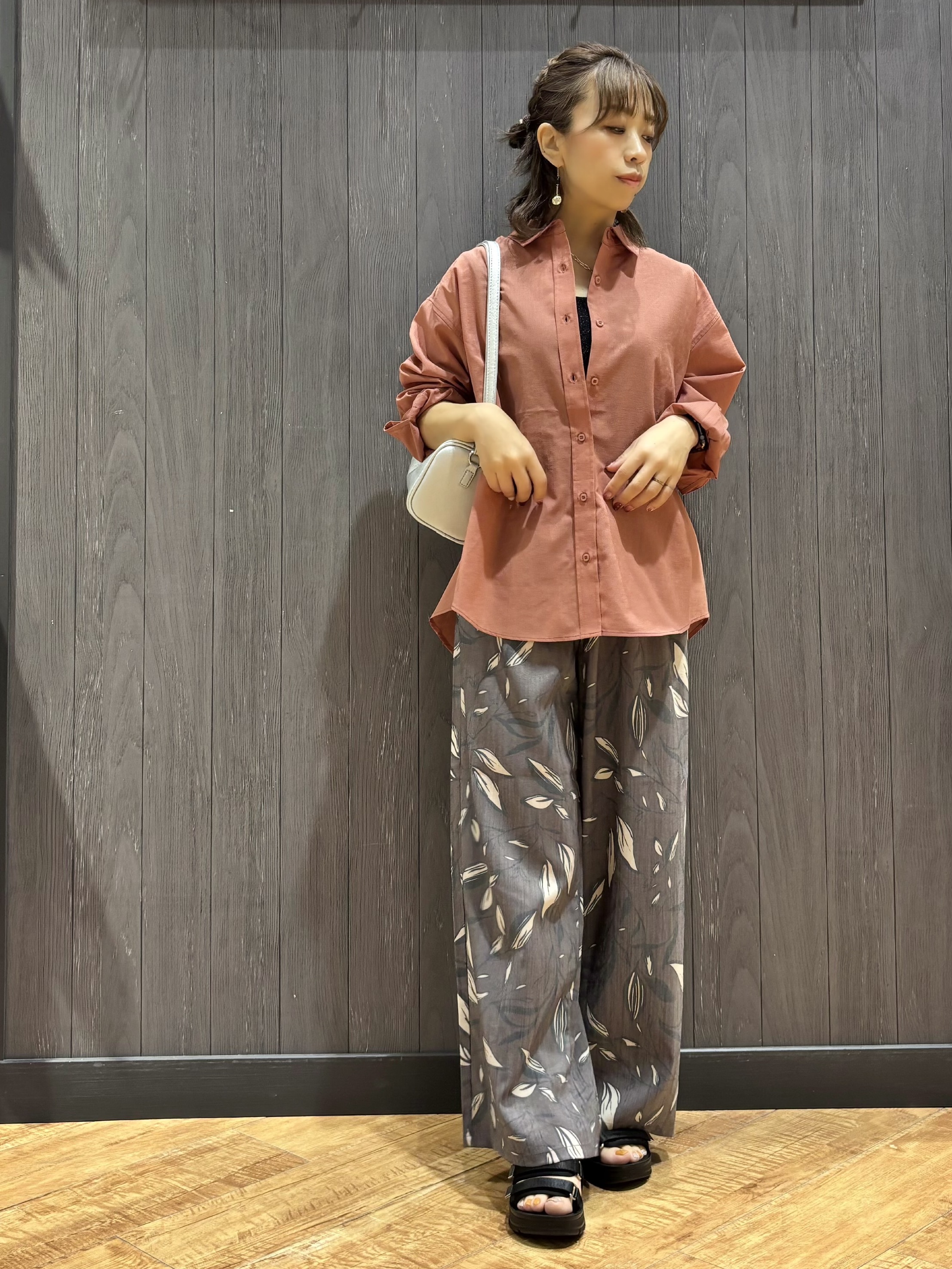 meiさんの「SHOO･LA･RUE｜【通気性〇/S-LL/洗濯機可】羽織にも使いやすい きちんとベーシックシャツ」を使ったコーディネート