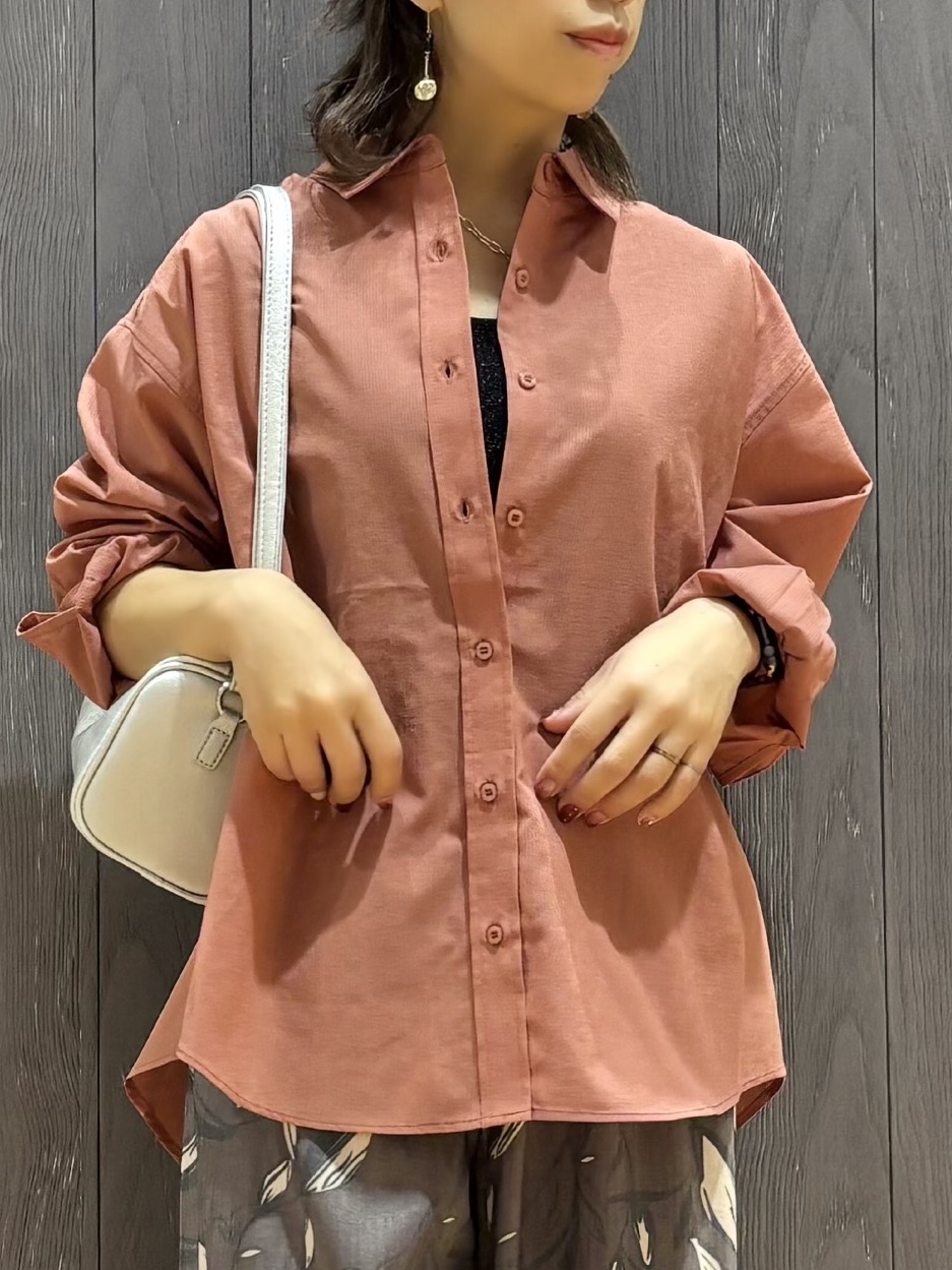 meiさんの「SHOO･LA･RUE｜【通気性〇/S-LL/洗濯機可】羽織にも使いやすい きちんとベーシックシャツ」を使ったコーディネート