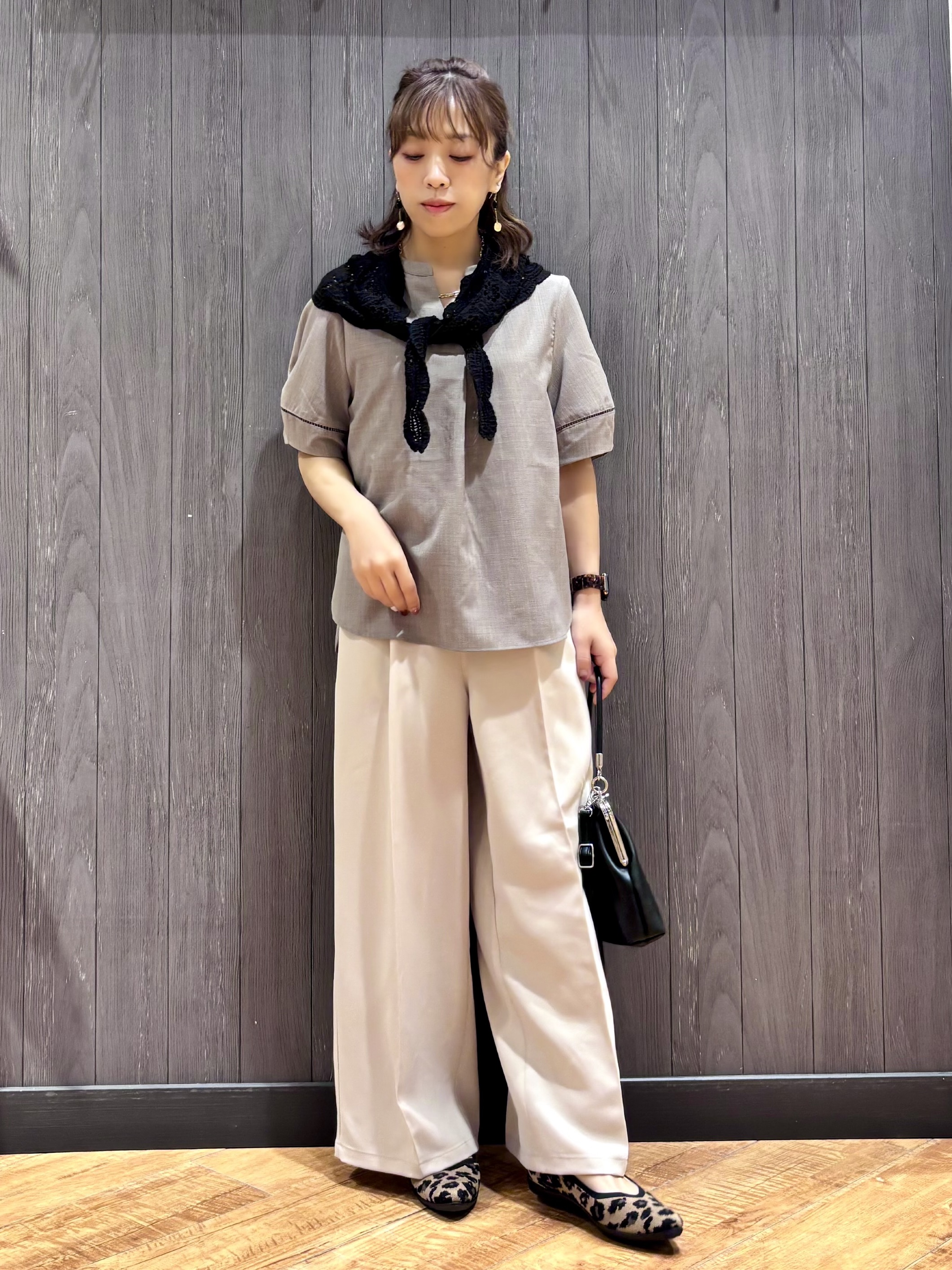 meiさんの「SHOO･LA･RUE｜【洗濯後しわになりにくい/インせずきまる】シンプルだけど女性らしい 麻調スキッパーブラウス」を使ったコーディネート