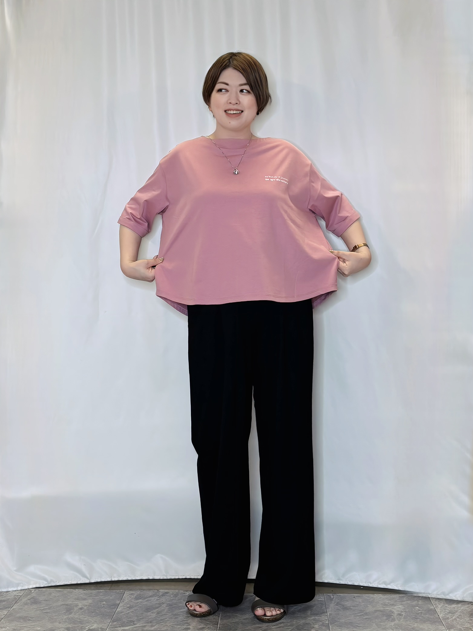 たみさんの「SHOO･LA･RUE｜【洗濯機可/体型カバー】首元すっきり ゆるバックギャザーTシャツ」を使ったコーディネート