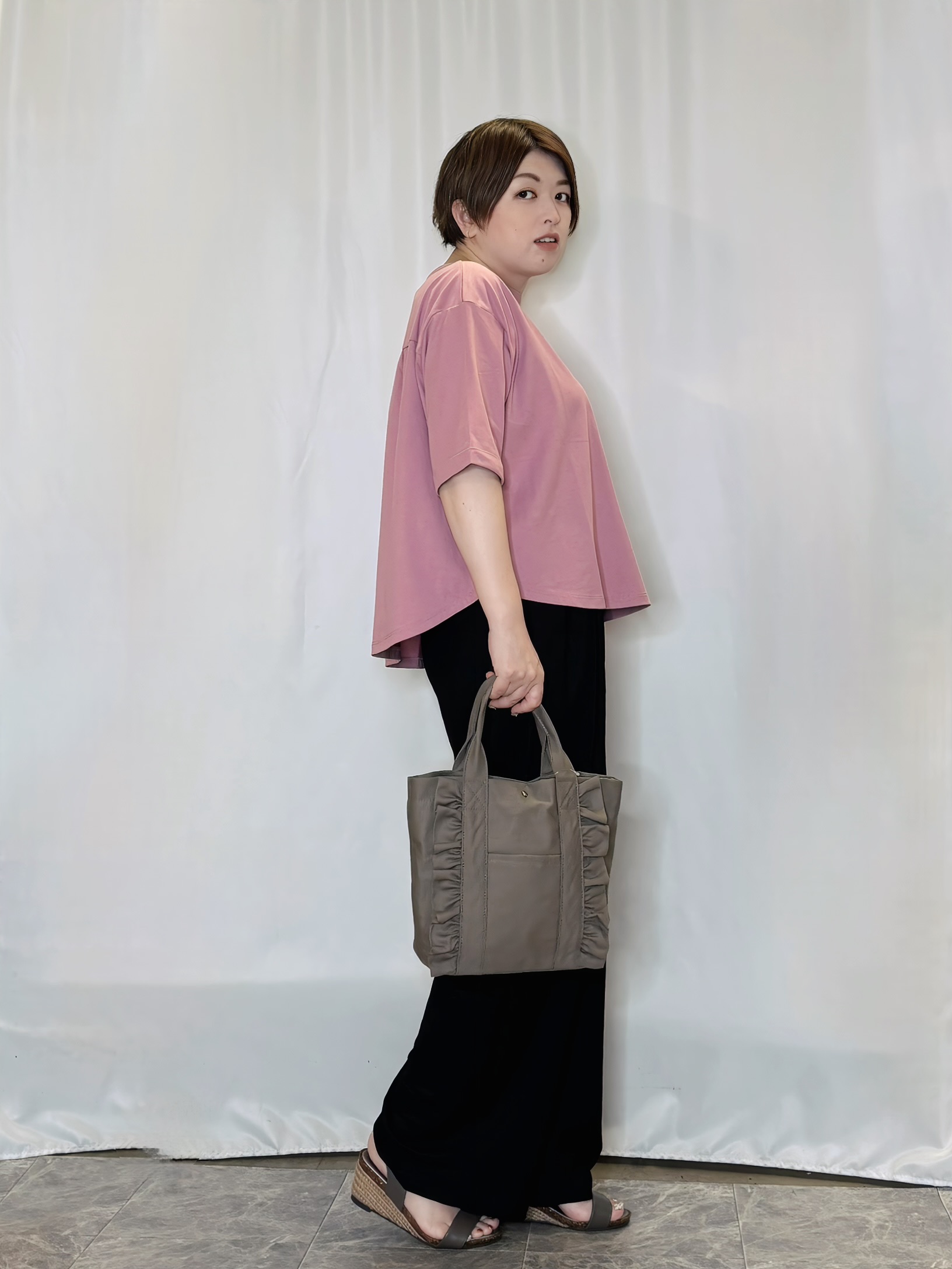 たみさんの「SHOO･LA･RUE｜【洗濯機可/体型カバー】首元すっきり ゆるバックギャザーTシャツ」を使ったコーディネート