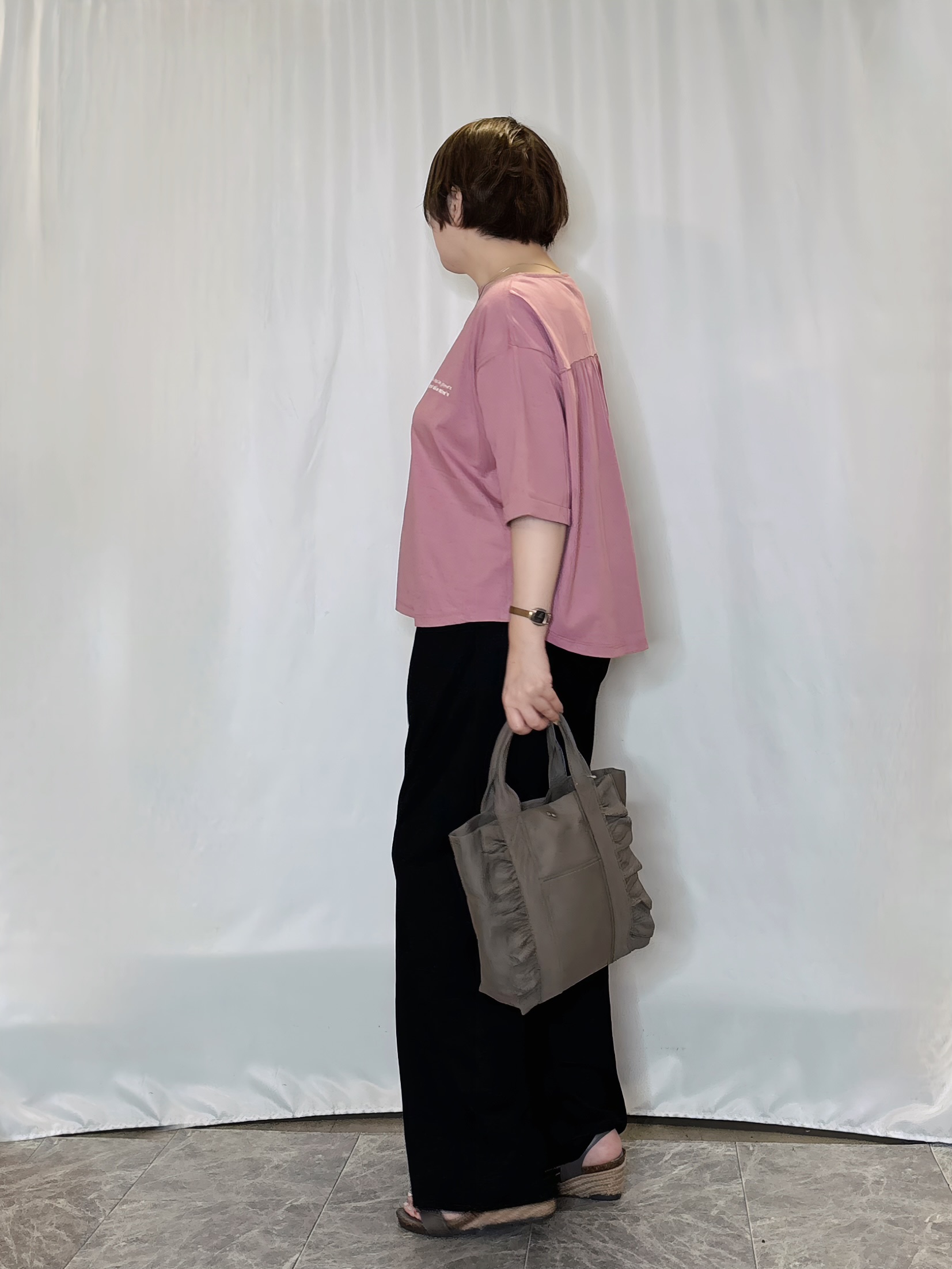 たみさんの「SHOO･LA･RUE｜【洗濯機可/体型カバー】首元すっきり ゆるバックギャザーTシャツ」を使ったコーディネート