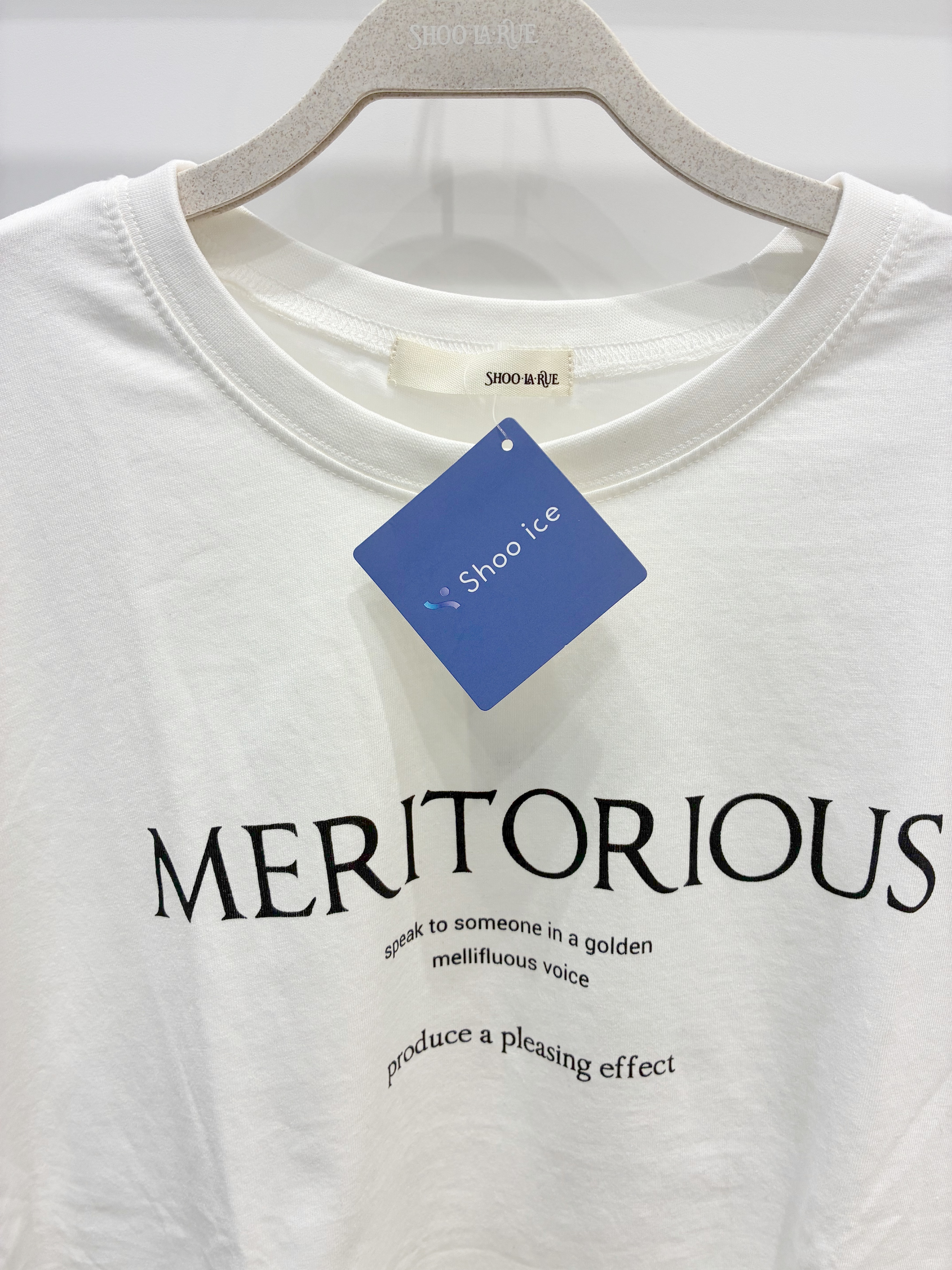 ひとみさんの「SHOO･LA･RUE｜【S-LL/洗濯機可】大人のベーシックカラープリントTシャツ」を使ったコーディネート