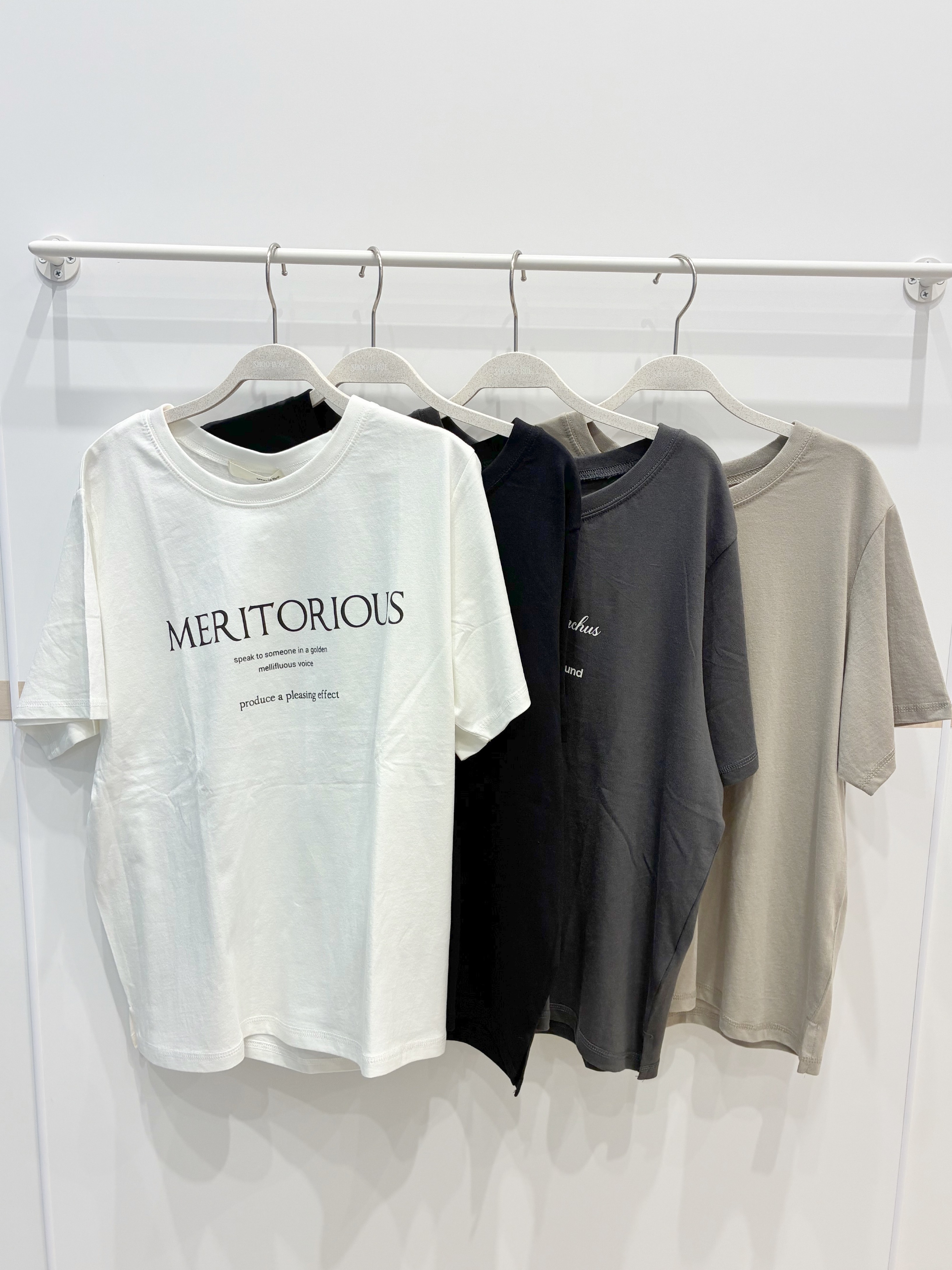 ひとみさんの「SHOO･LA･RUE｜【S-LL/洗濯機可】大人のベーシックカラープリントTシャツ」を使ったコーディネート