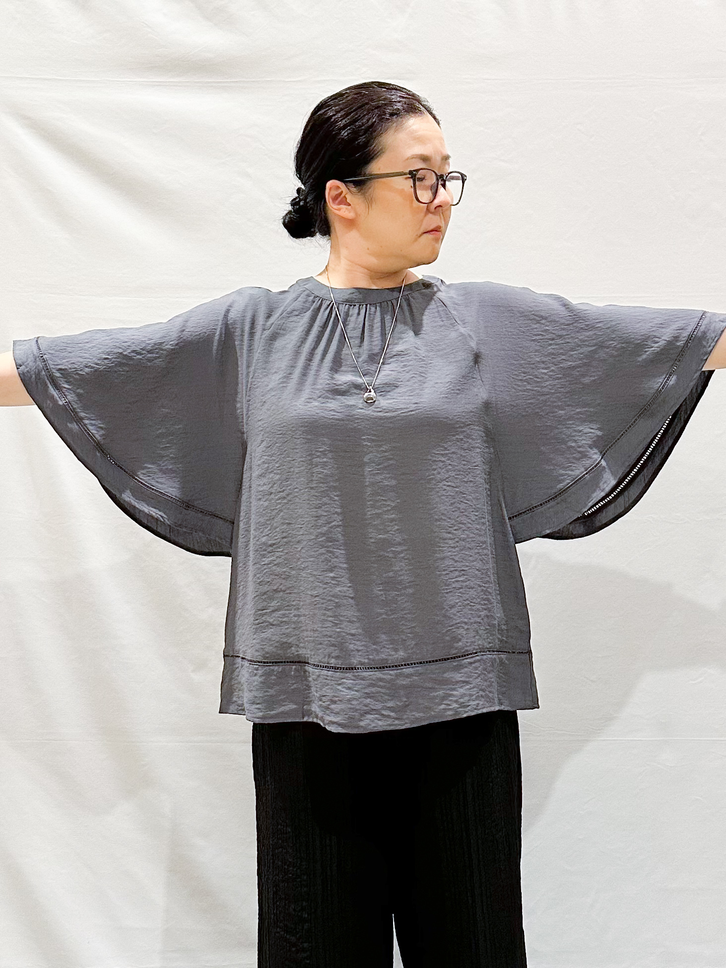 umeさんの「SHOO･LA･RUE｜【S-LL/洗濯機可/体型カバー】はしごレースがポイント スラブポンチョ風ブラウス」を使ったコーディネート