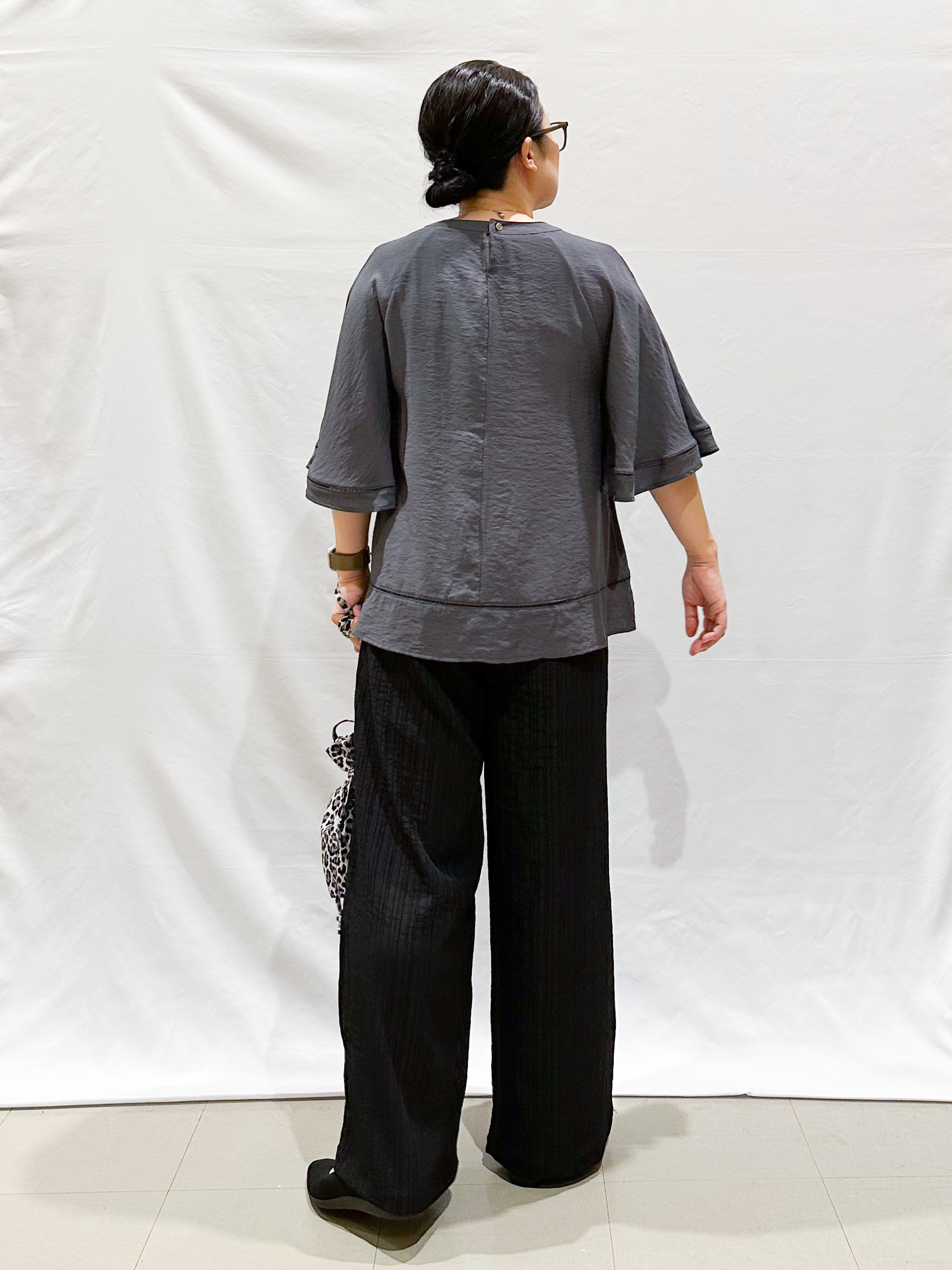 umeさんの「SHOO･LA･RUE｜【S-LL/洗濯機可/体型カバー】はしごレースがポイント スラブポンチョ風ブラウス」を使ったコーディネート