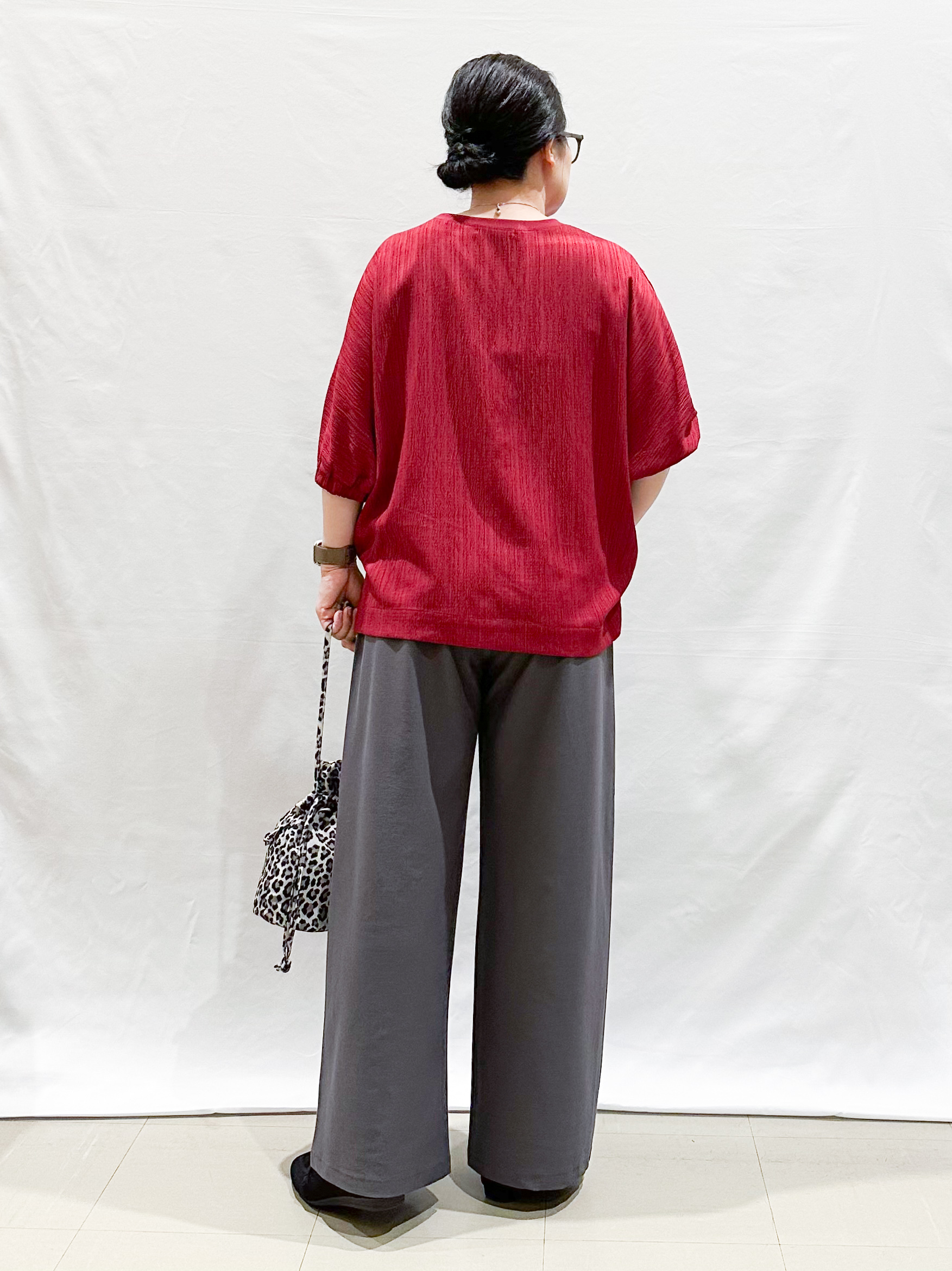 umeさんの「SHOO･LA･RUE｜【インせず着られる/洗濯後しわになりにくい】しぼしぼドルマンブラウス」を使ったコーディネート