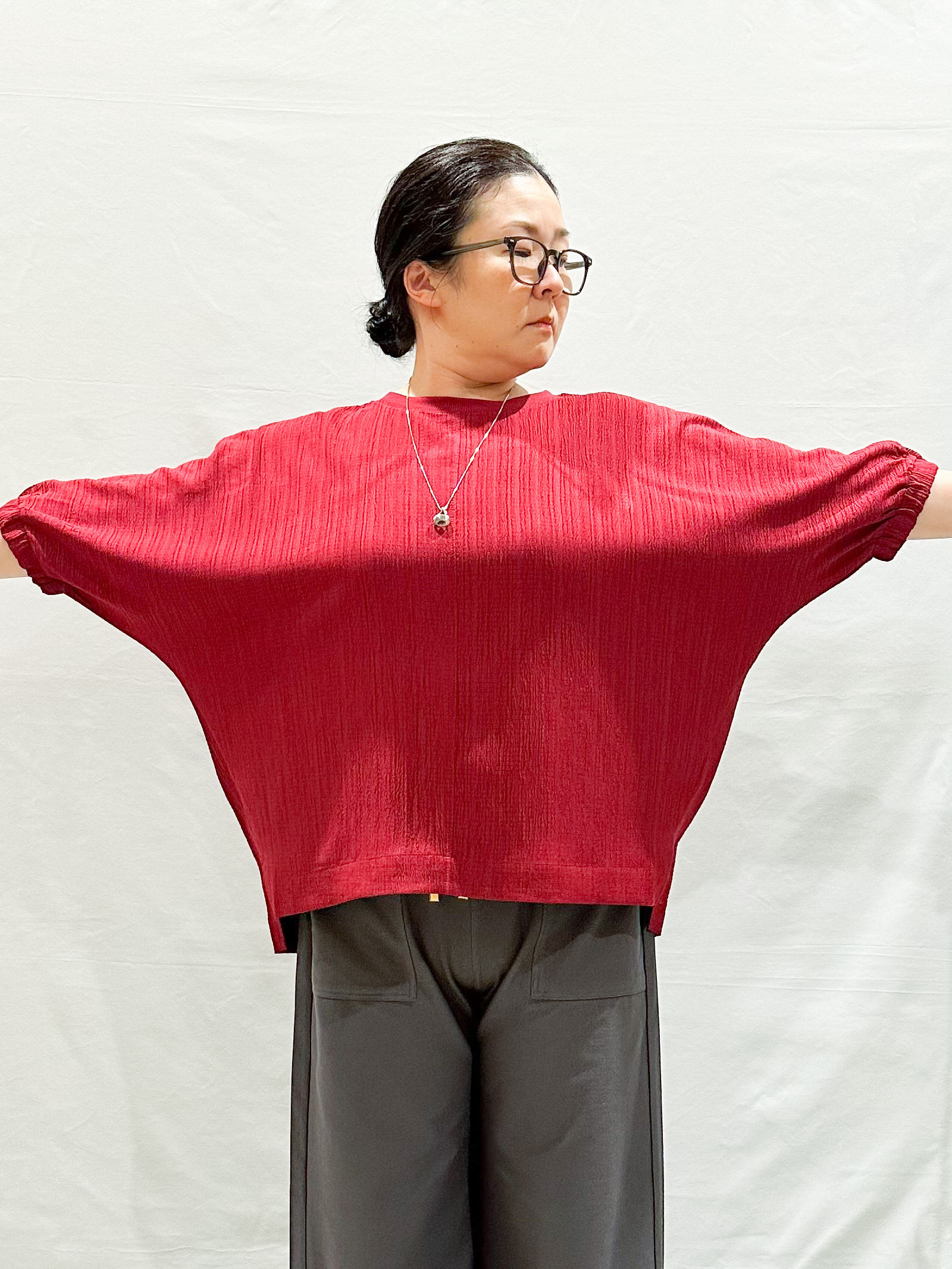 umeさんの「SHOO･LA･RUE｜【インせず着られる/洗濯後しわになりにくい】しぼしぼドルマンブラウス」を使ったコーディネート