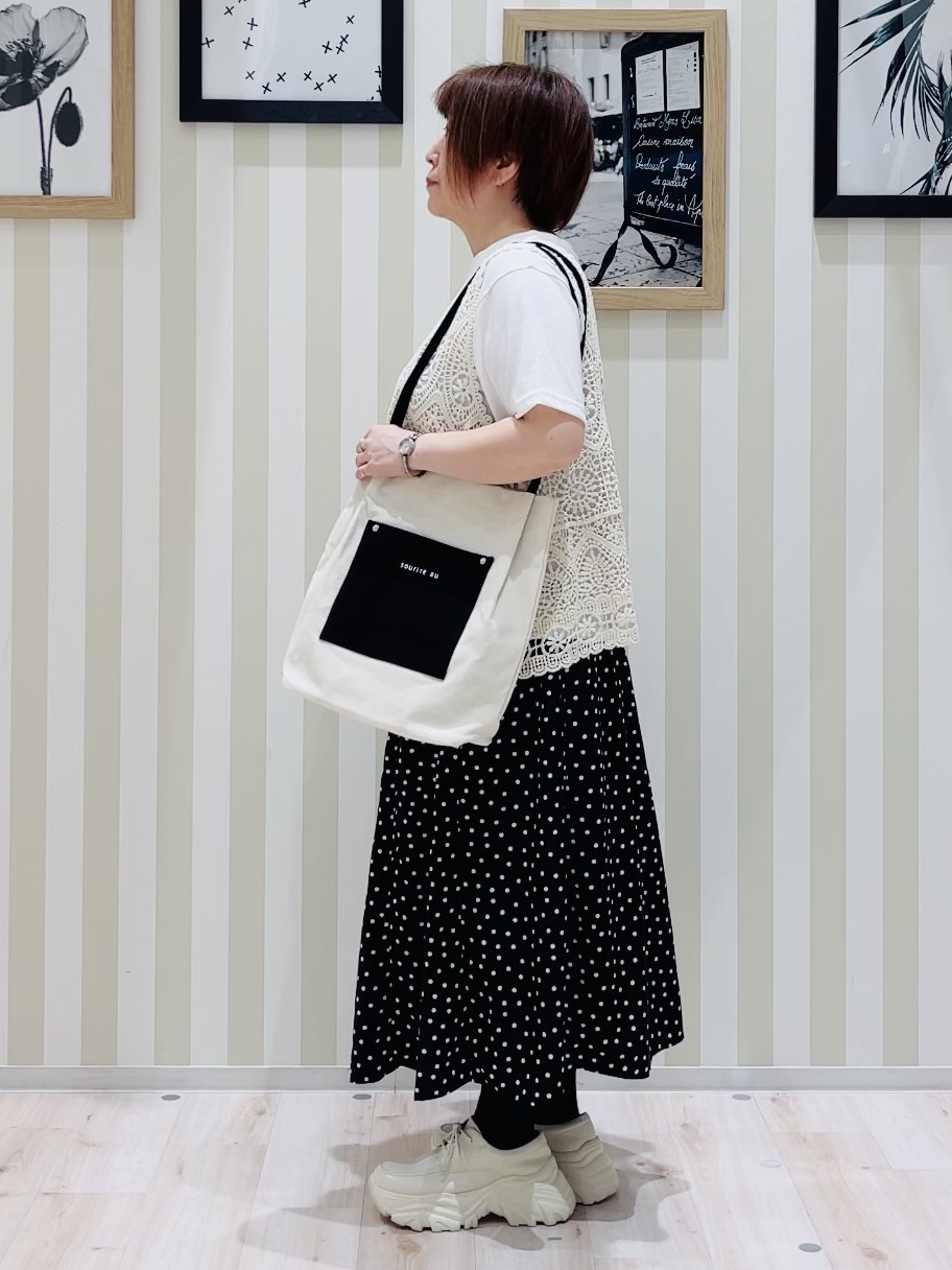 ma_miさんの「SHOO･LA･RUE｜【2点セット/体型カバー】瞬間レイヤードコーデが完成 クロシェ編みベスト+ロゴT」を使ったコーディネート
