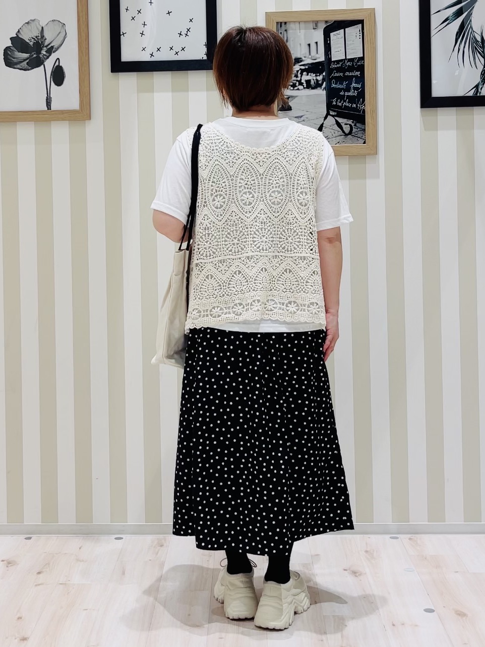 ma_miさんの「SHOO･LA･RUE｜【2点セット/体型カバー】瞬間レイヤードコーデが完成 クロシェ編みベスト+ロゴT」を使ったコーディネート
