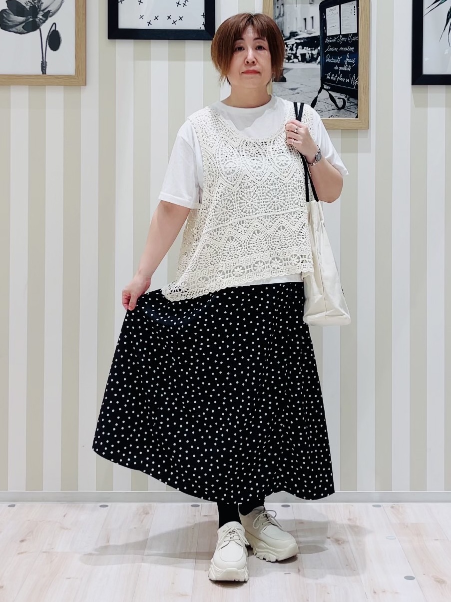 ma_miさんの「SHOO･LA･RUE｜【2点セット/体型カバー】瞬間レイヤードコーデが完成 クロシェ編みベスト+ロゴT」を使ったコーディネート