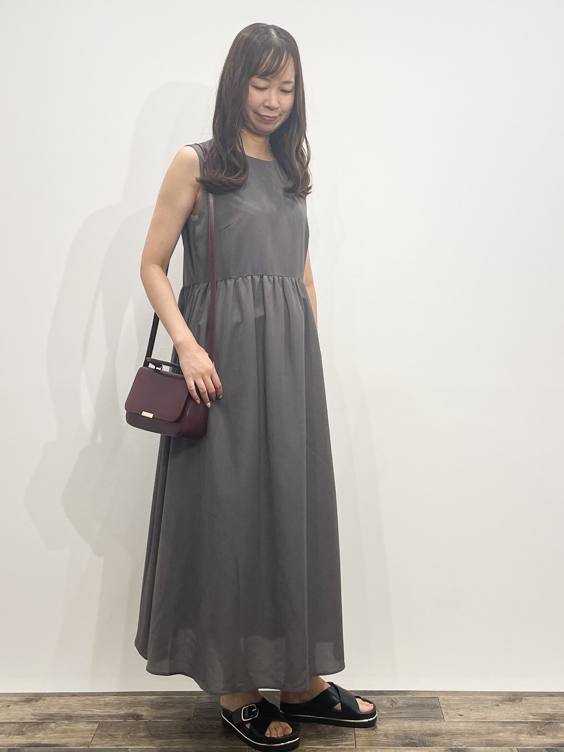 Aikoさんの「OPAQUE.CLIP｜【接触冷感】麻混シアーVネックフレアワンピース《洗濯機OK》」を使ったコーディネート