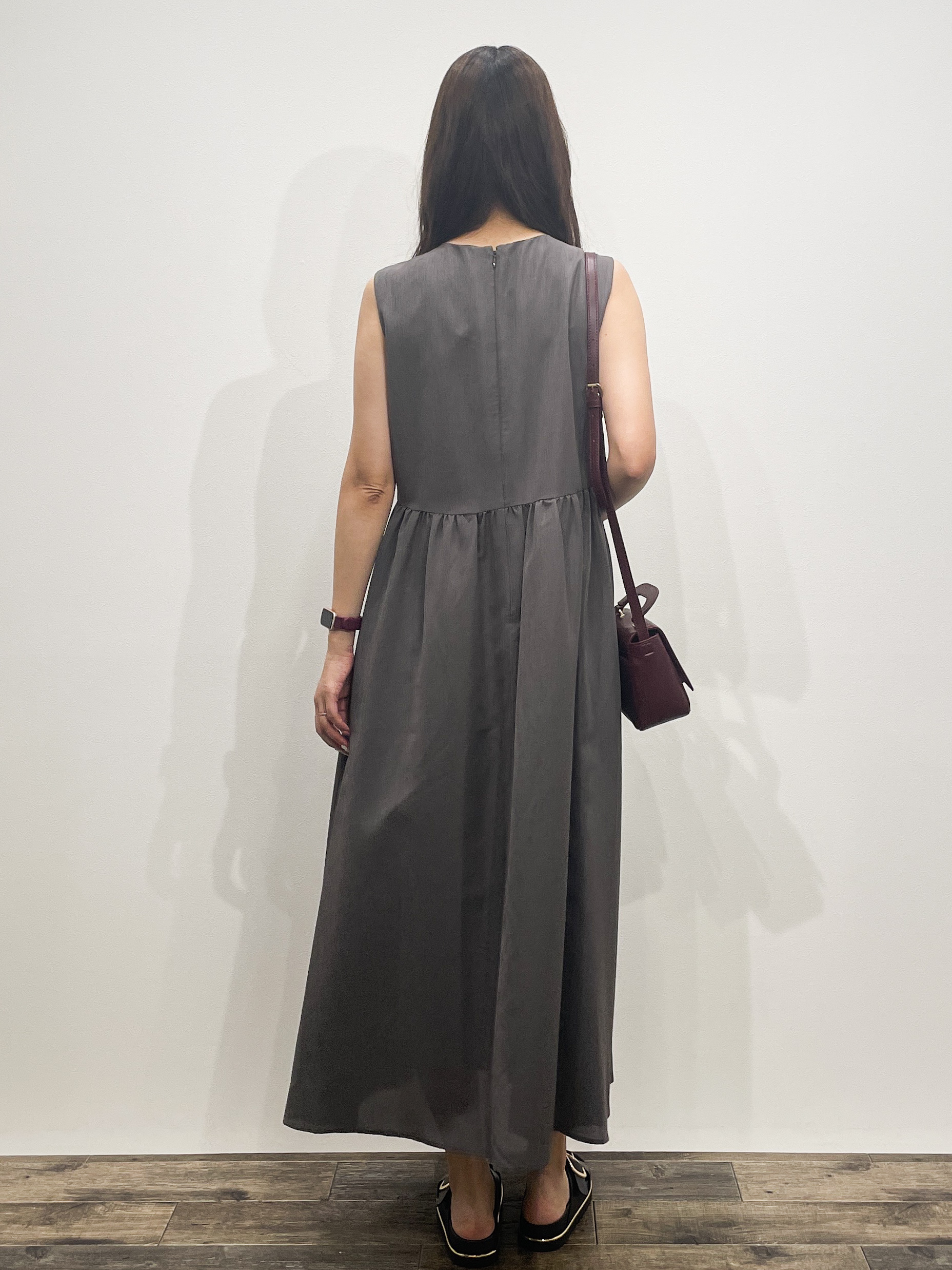 Aikoさんの「OPAQUE.CLIP｜【接触冷感】麻混シアーVネックフレアワンピース《洗濯機OK》」を使ったコーディネート