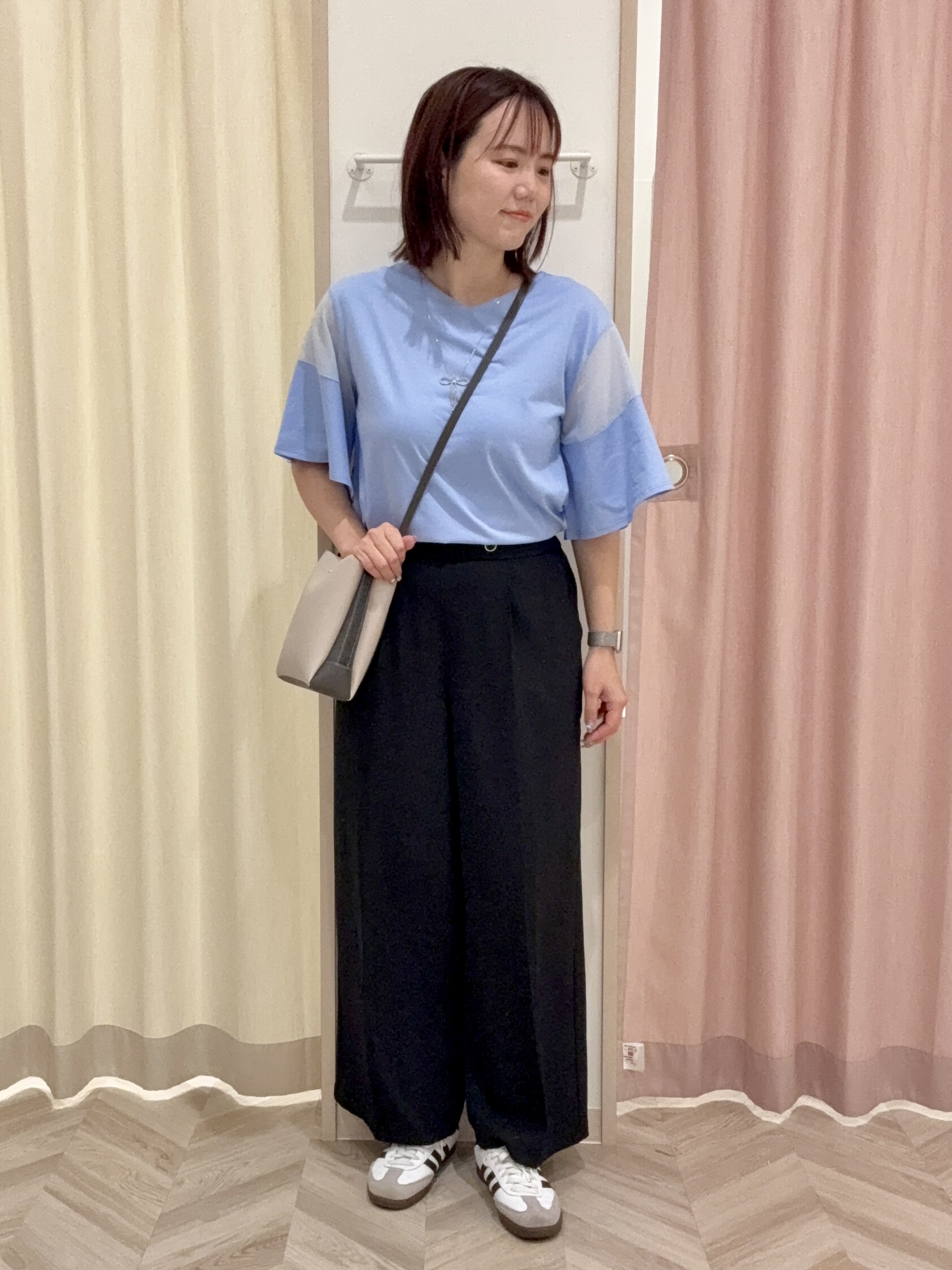 kさんの「SHOO･LA･RUE｜【S-LL/洗濯機可/体型カバー】フレアスリーブで二の腕を自然に隠せる 浅VネックTシャツ」を使ったコーディネート