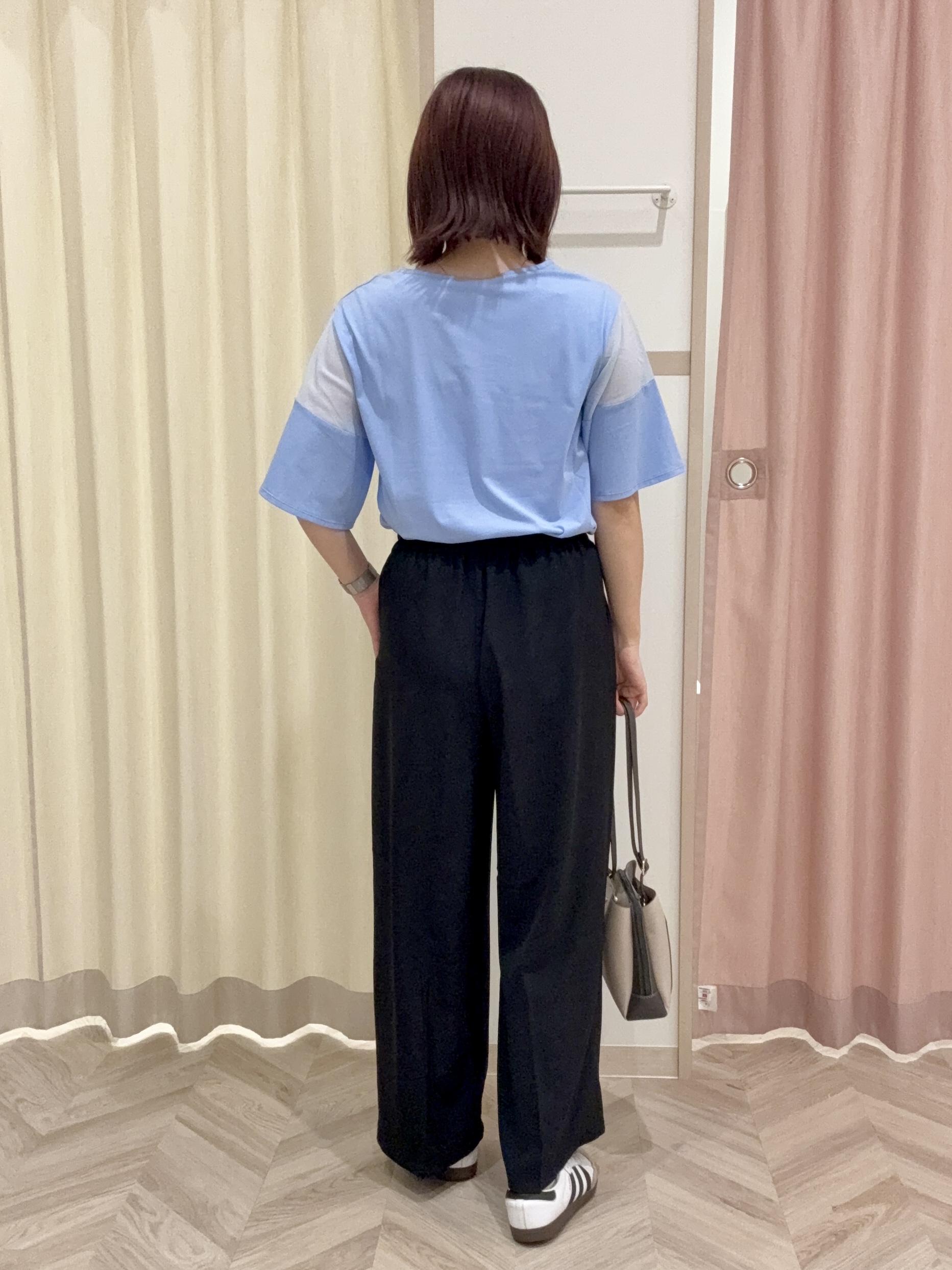 kさんの「SHOO･LA･RUE｜【S-LL/洗濯機可/体型カバー】フレアスリーブで二の腕を自然に隠せる 浅VネックTシャツ」を使ったコーディネート