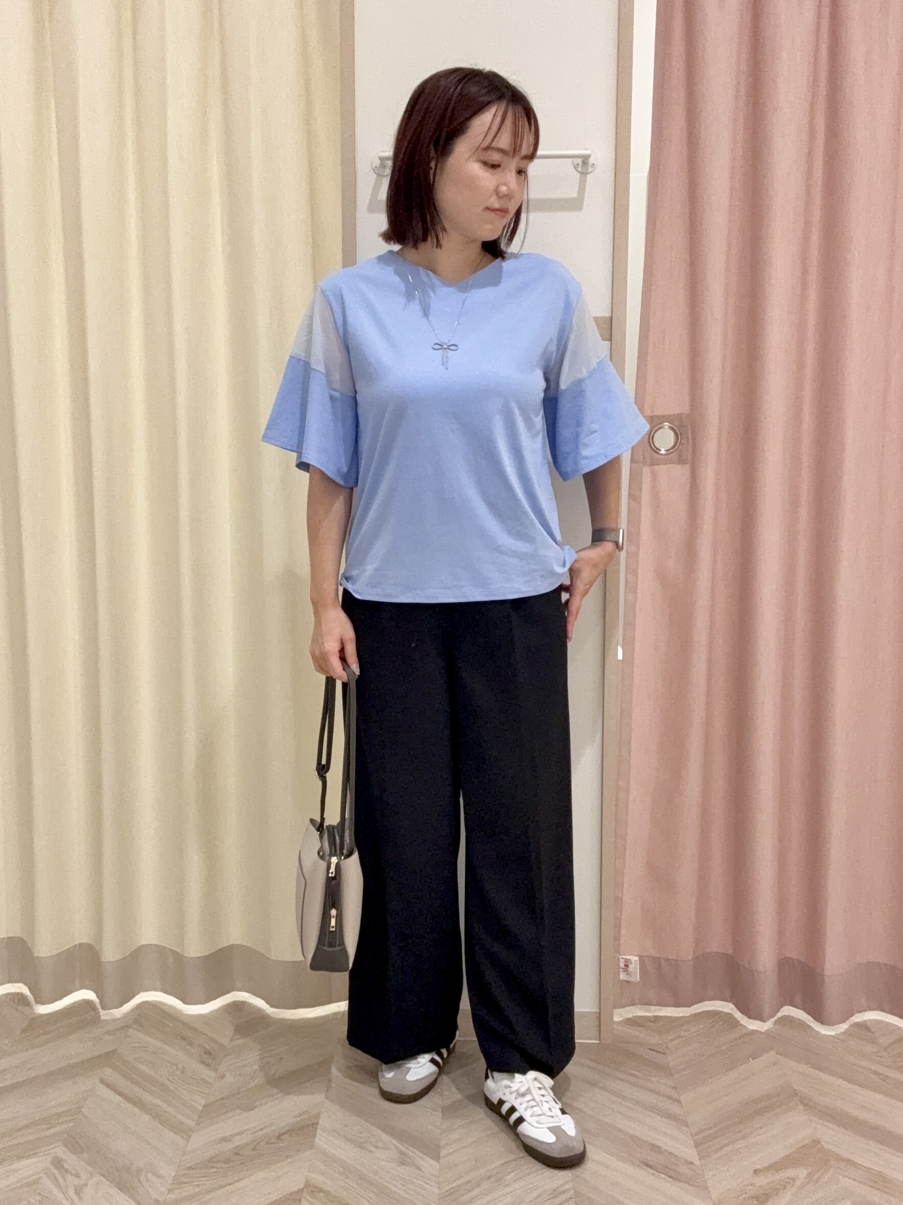 kさんの「SHOO･LA･RUE｜【S-LL/洗濯機可/体型カバー】フレアスリーブで二の腕を自然に隠せる 浅VネックTシャツ」を使ったコーディネート