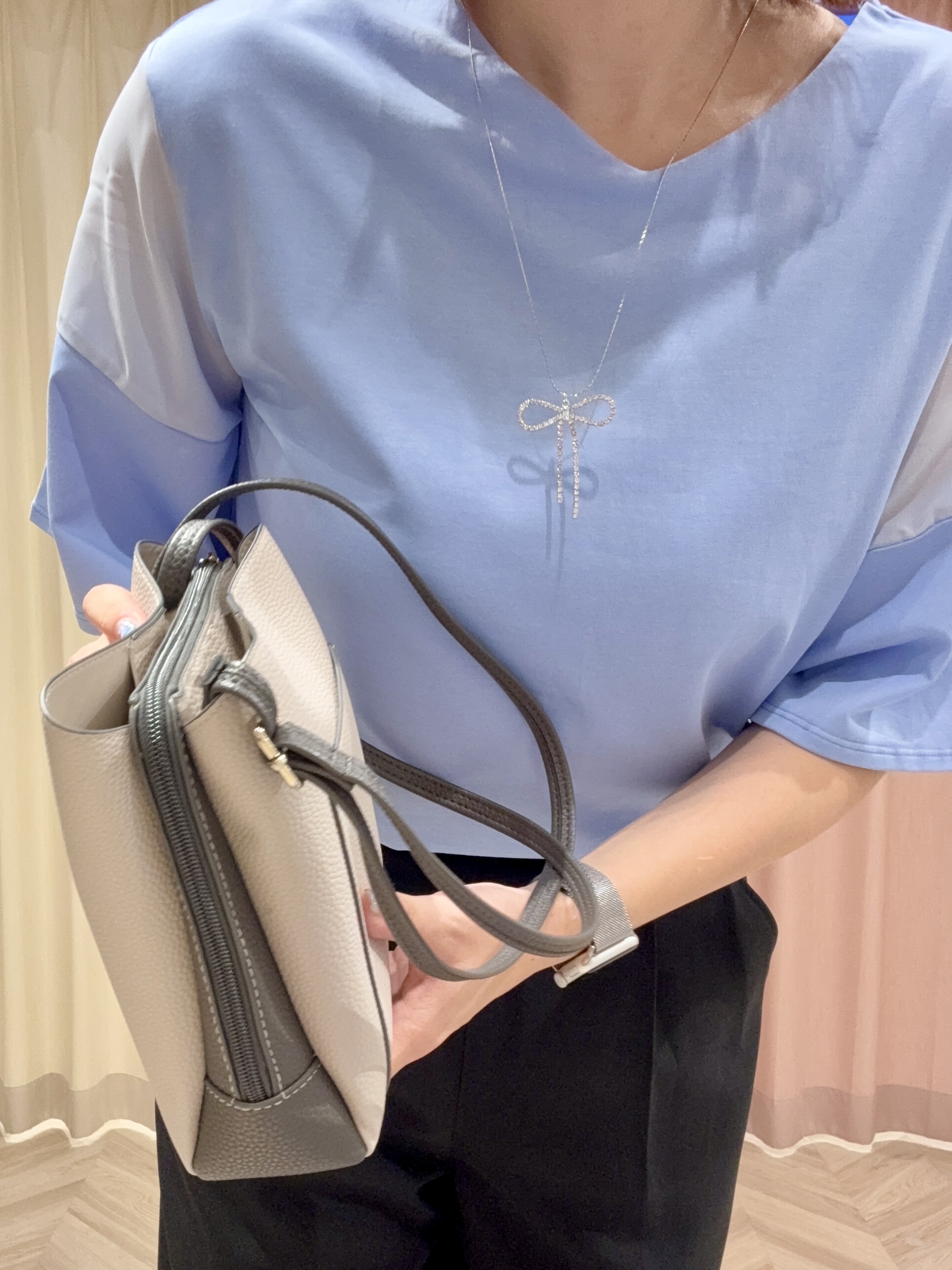 kさんの「SHOO･LA･RUE｜【S-LL/洗濯機可/体型カバー】フレアスリーブで二の腕を自然に隠せる 浅VネックTシャツ」を使ったコーディネート