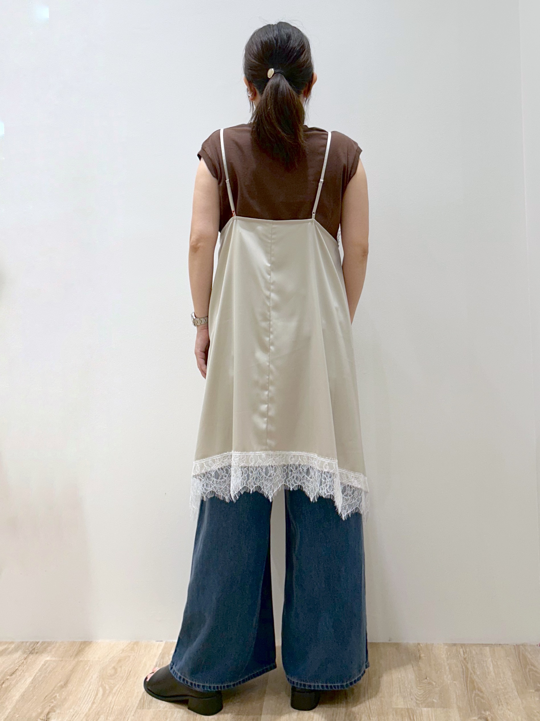 hiroさんの「OPAQUE.CLIP｜サテンレース キャミワンピース【洗濯機OK】」を使ったコーディネート