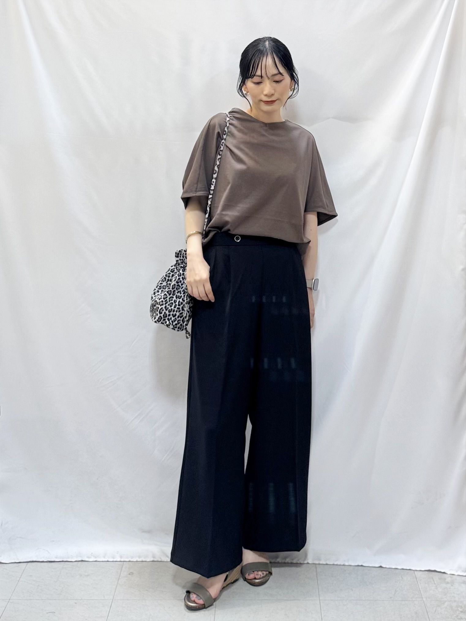 𝐇𝐢𝐫𝐨𝐦𝐢さんの「SHOO･LA･RUE｜【洗濯機可/体型カバー】インせず着られる 上品見えのドルマントップス」を使ったコーディネート