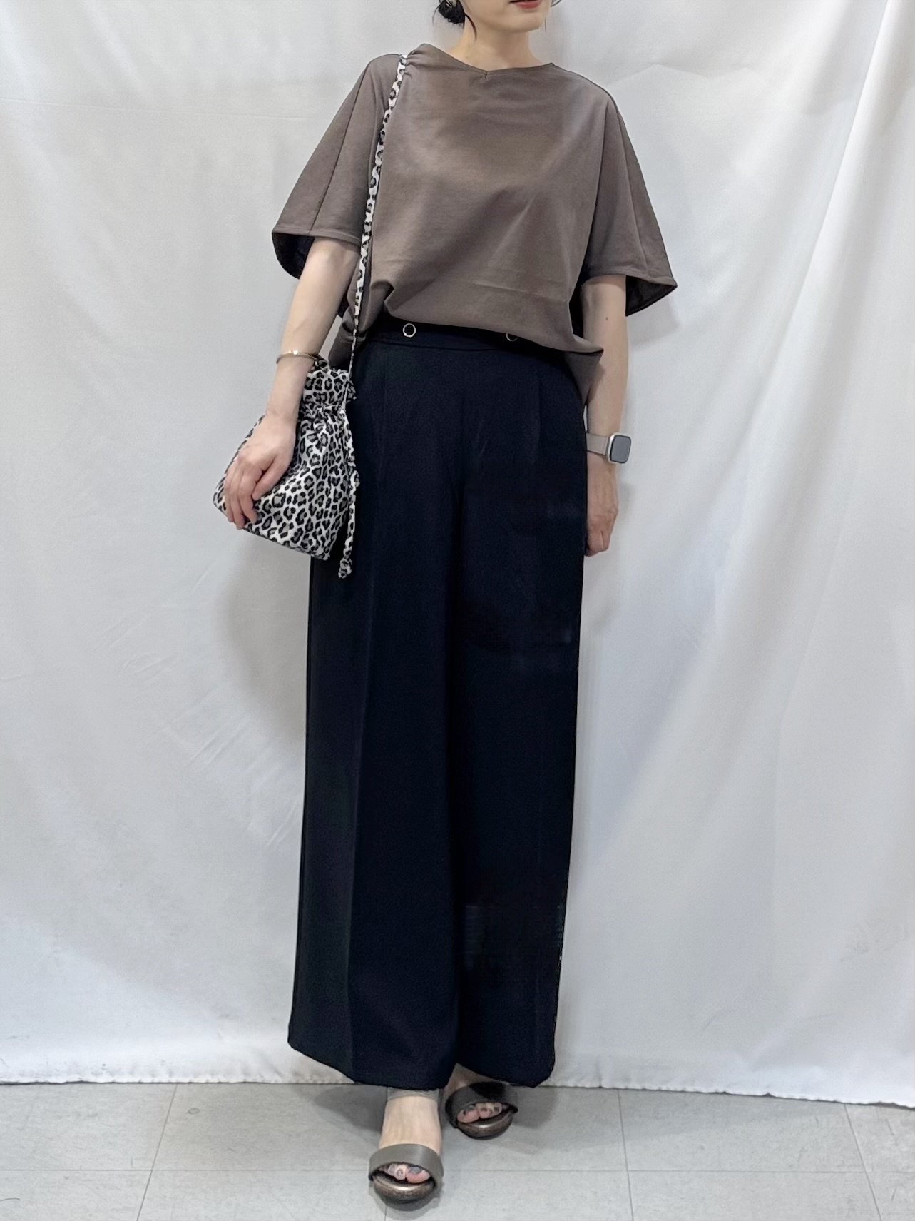𝐇𝐢𝐫𝐨𝐦𝐢さんの「SHOO･LA･RUE｜【洗濯機可/体型カバー】インせず着られる 上品見えのドルマントップス」を使ったコーディネート