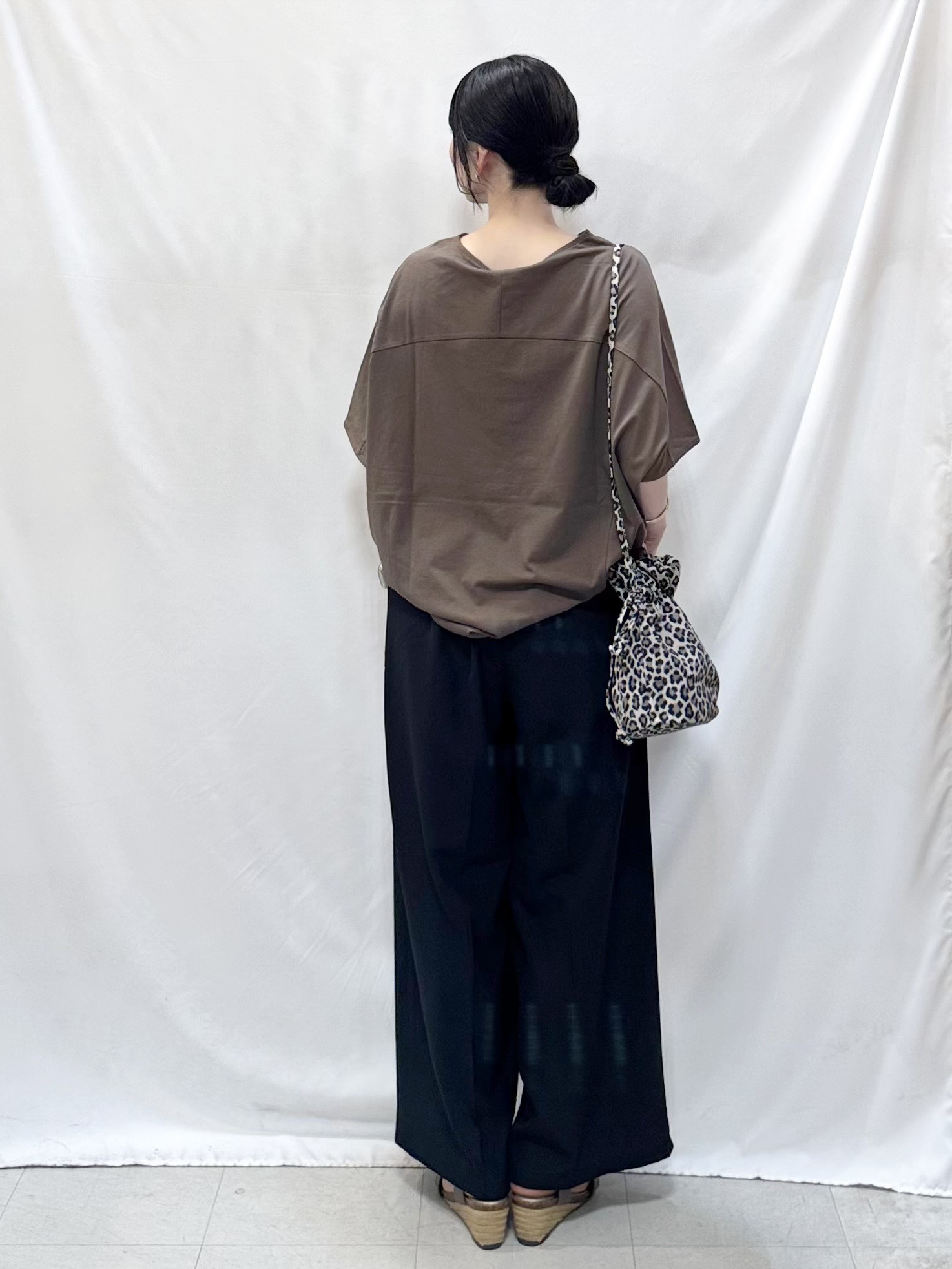 𝐇𝐢𝐫𝐨𝐦𝐢さんの「SHOO･LA･RUE｜【洗濯機可/体型カバー】インせず着られる 上品見えのドルマントップス」を使ったコーディネート