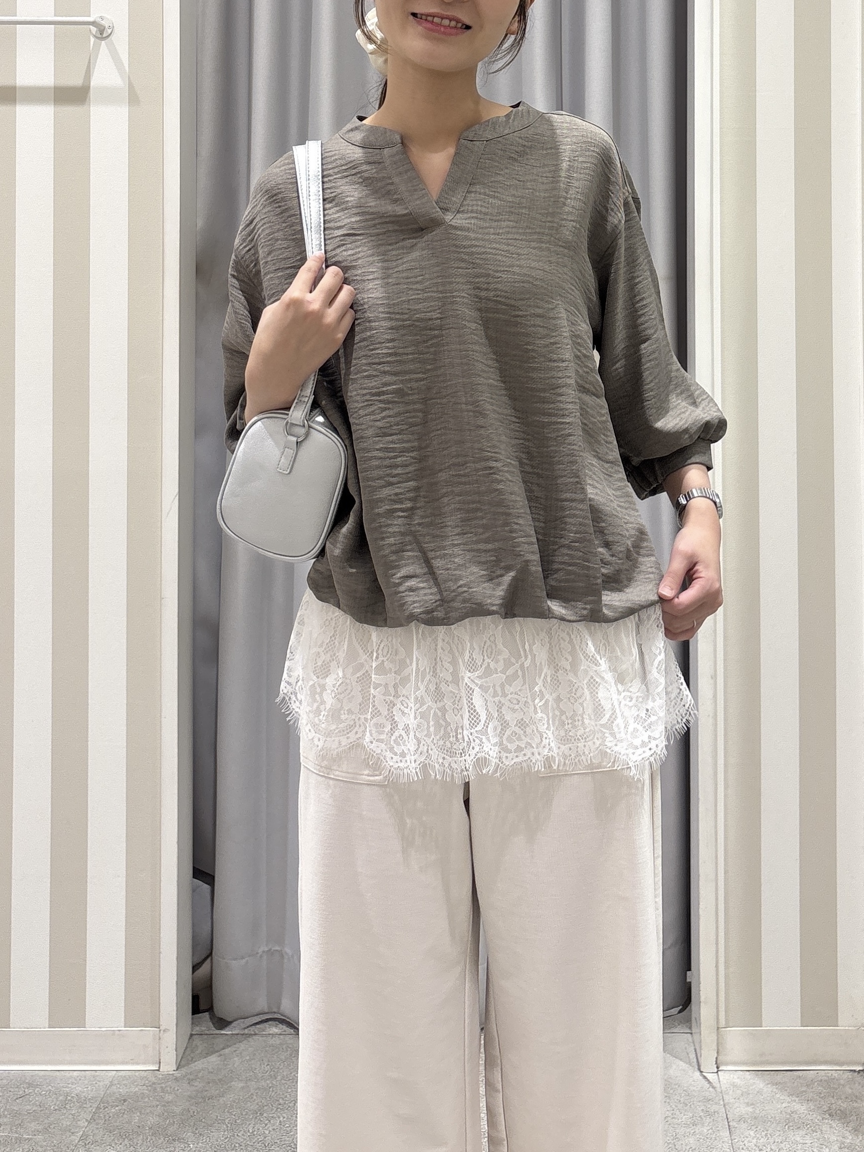 Rikaさんの「SHOO･LA･RUE｜【インしないで着られる/S-LL/洗濯機可】1枚で決まる裾レース 大人上品スキッパーブラウス」を使ったコーディネート
