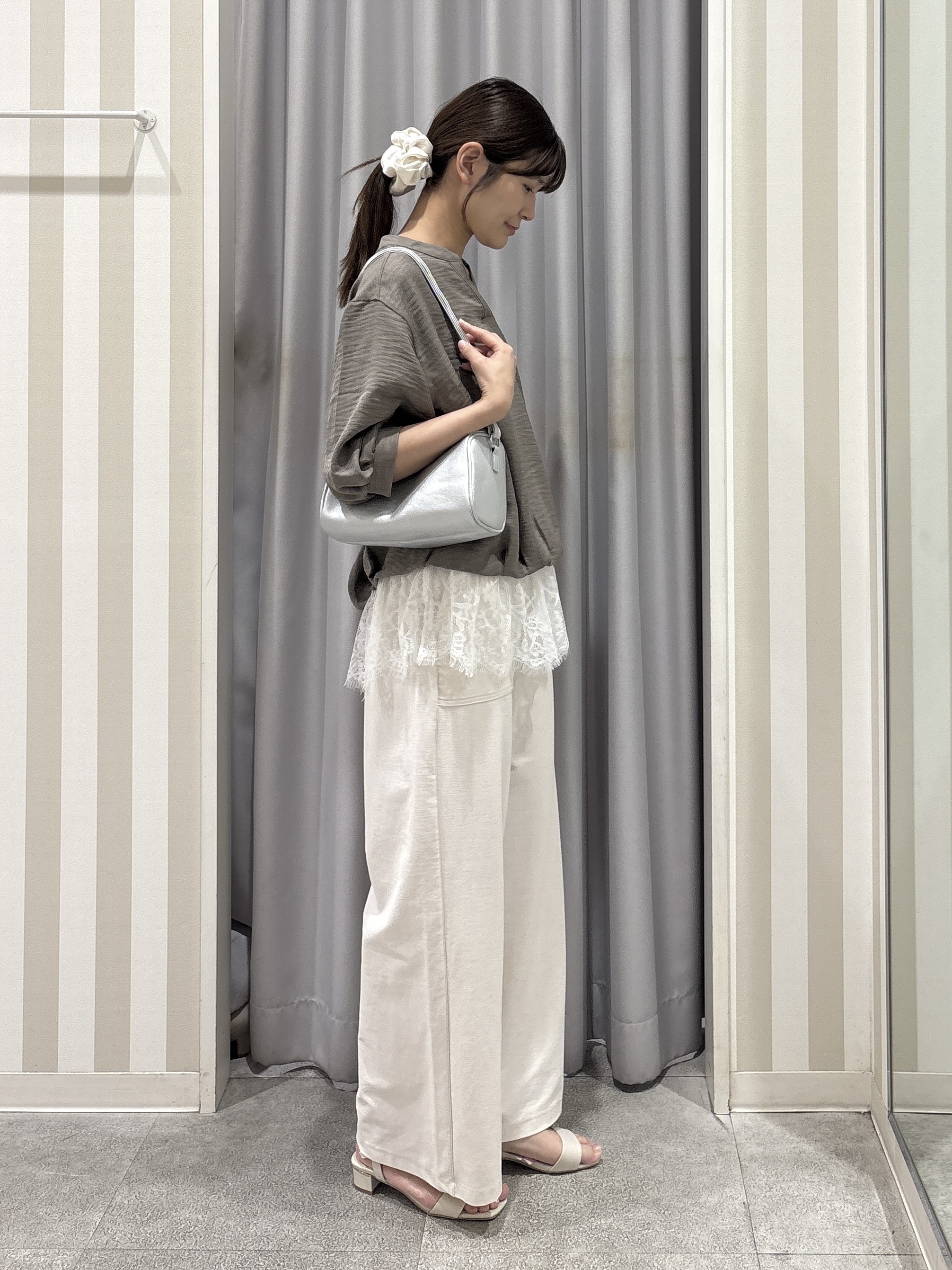 Rikaさんの「SHOO･LA･RUE｜【インしないで着られる/S-LL/洗濯機可】1枚で決まる裾レース 大人上品スキッパーブラウス」を使ったコーディネート