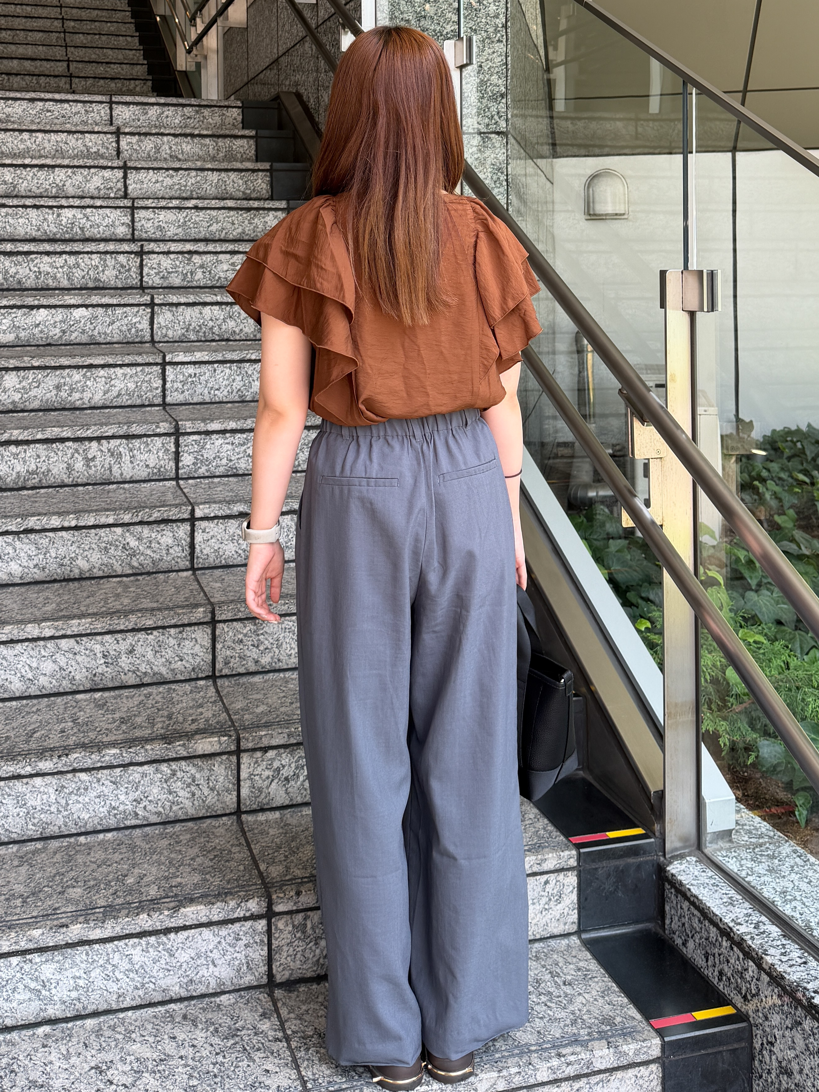 HANNAさんの「OPAQUE.CLIP｜フリルVネックブラウス【洗濯機OK】」を使ったコーディネート