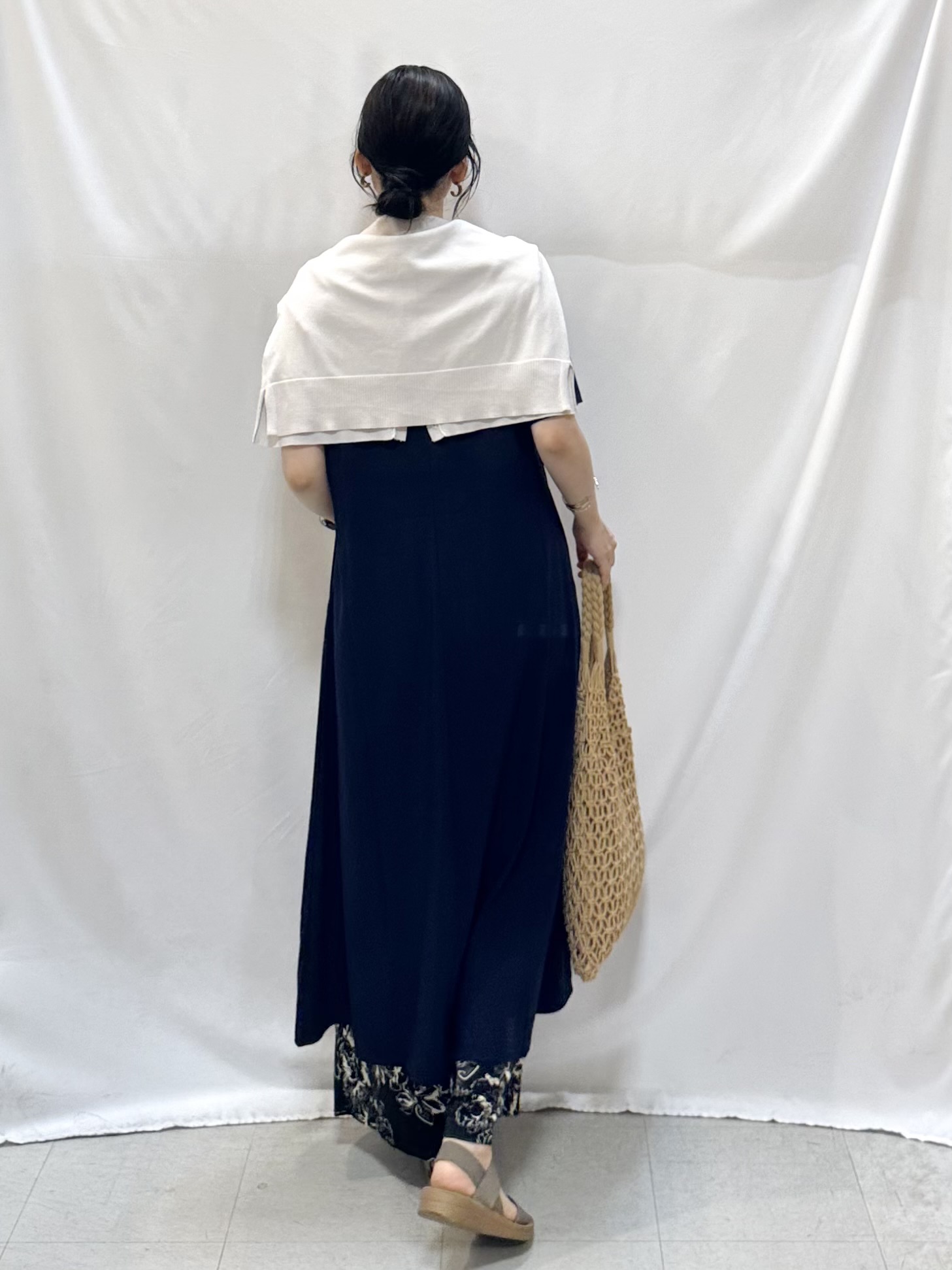𝐇𝐢𝐫𝐨𝐦𝐢さんの「SHOO･LA･RUE｜【洗濯機可/UV】さらっとしたタッチが心地よい ショート丈 Vネックカーディガン」を使ったコーディネート