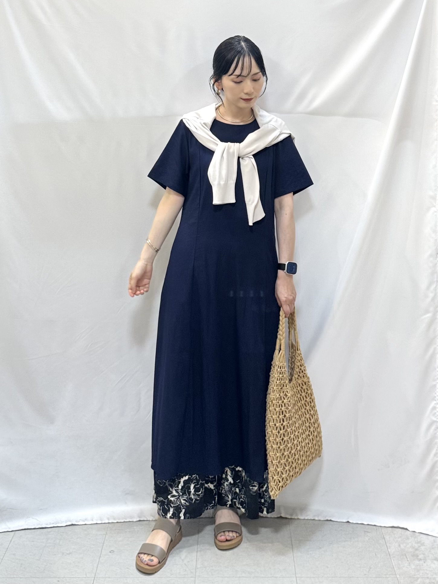 𝐇𝐢𝐫𝐨𝐦𝐢さんの「SHOO･LA･RUE｜【洗濯機可/UV】さらっとしたタッチが心地よい ショート丈 Vネックカーディガン」を使ったコーディネート