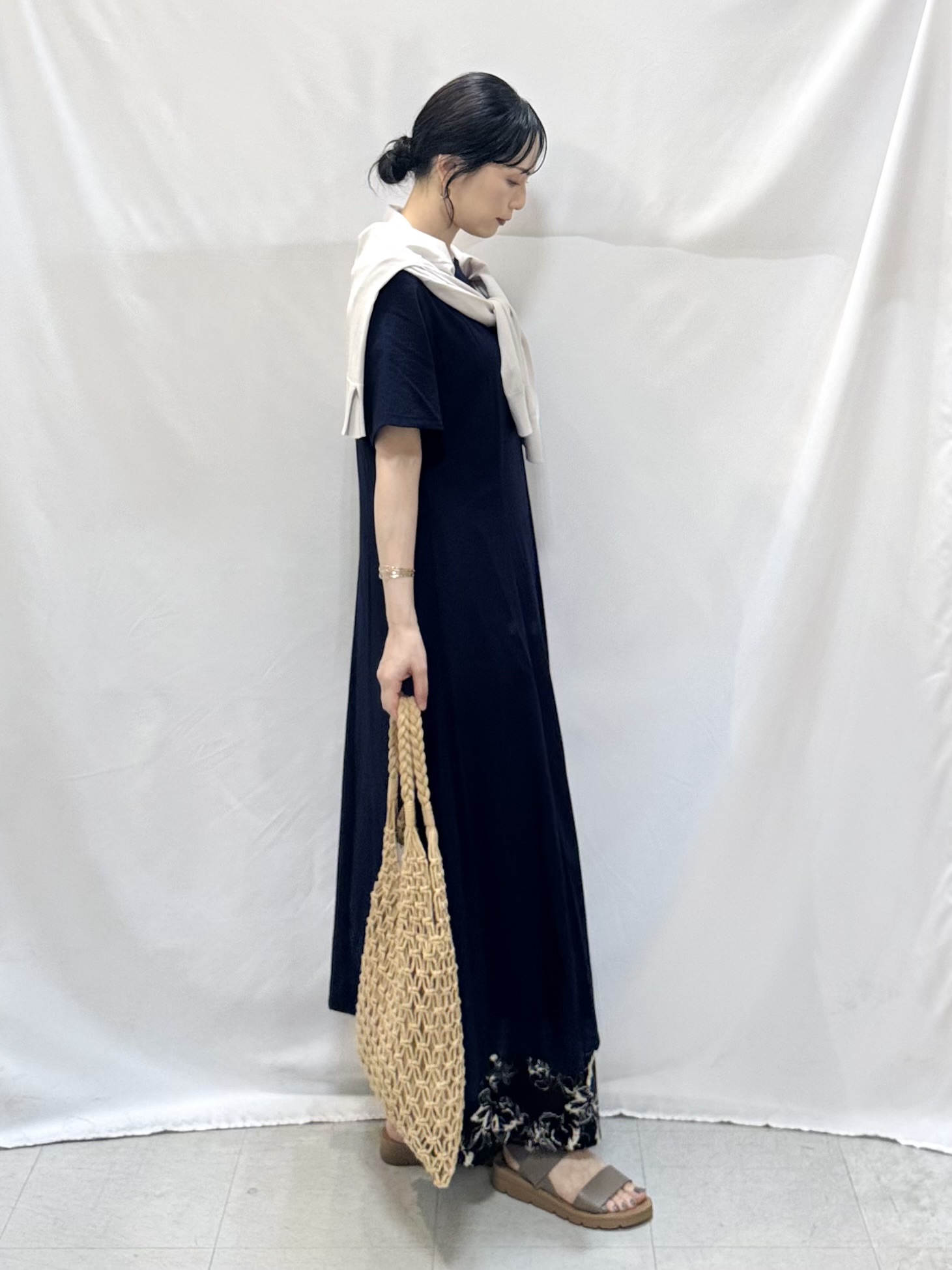 𝐇𝐢𝐫𝐨𝐦𝐢さんの「SHOO･LA･RUE｜【洗濯機可/UV】さらっとしたタッチが心地よい ショート丈 Vネックカーディガン」を使ったコーディネート