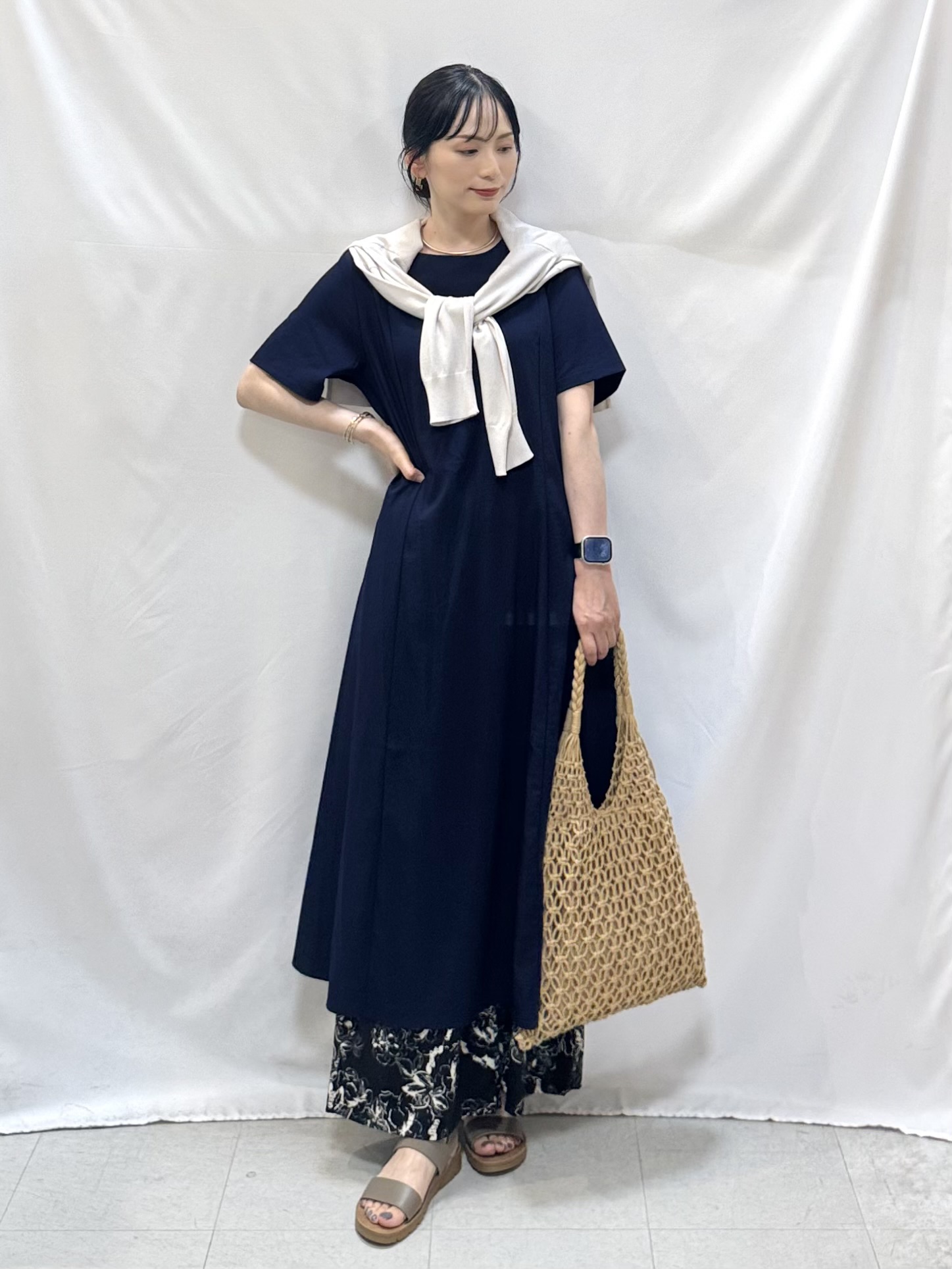 𝐇𝐢𝐫𝐨𝐦𝐢さんの「SHOO･LA･RUE｜【洗濯機可/UV】さらっとしたタッチが心地よい ショート丈 Vネックカーディガン」を使ったコーディネート