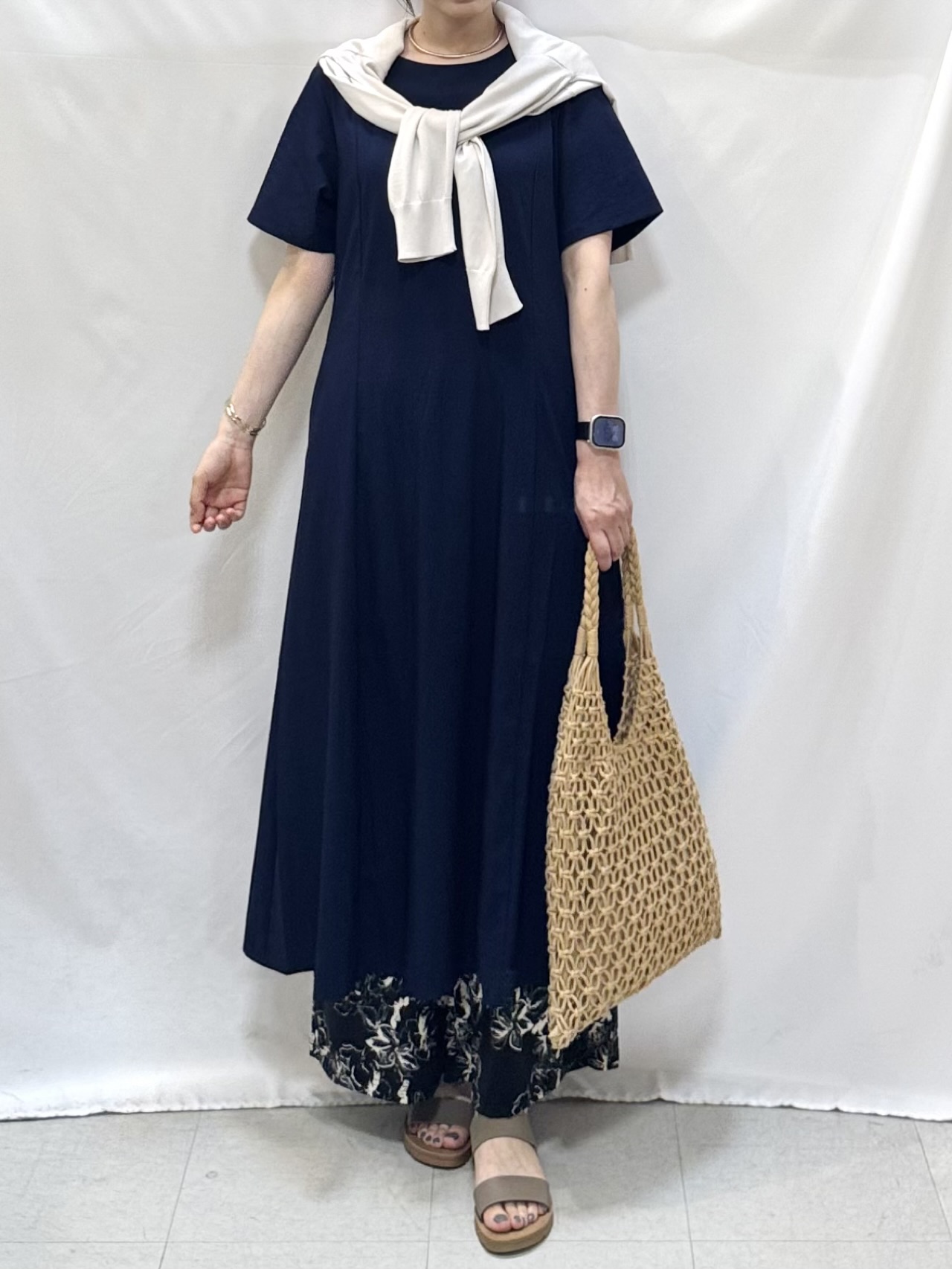 𝐇𝐢𝐫𝐨𝐦𝐢さんの「SHOO･LA･RUE｜【洗濯機可/UV】さらっとしたタッチが心地よい ショート丈 Vネックカーディガン」を使ったコーディネート