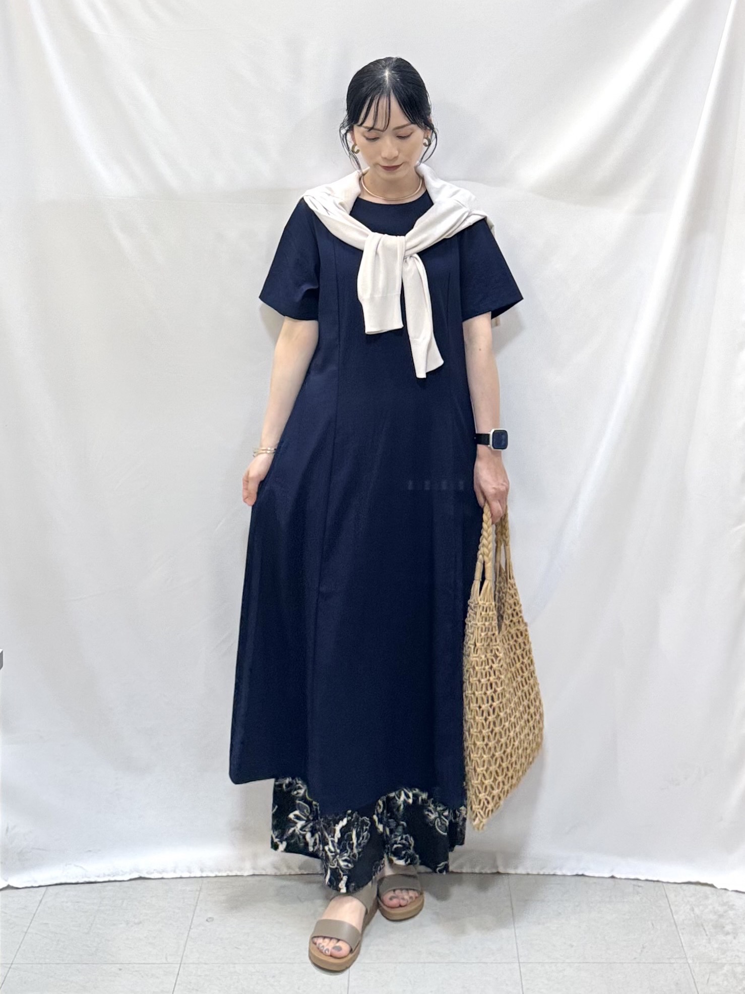 𝐇𝐢𝐫𝐨𝐦𝐢さんの「SHOO･LA･RUE｜【洗濯機可/UV】さらっとしたタッチが心地よい ショート丈 Vネックカーディガン」を使ったコーディネート