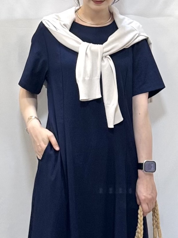 𝐇𝐢𝐫𝐨𝐦𝐢さんの「SHOO･LA･RUE｜【洗濯機可/UV】さらっとしたタッチが心地よい ショート丈 Vネックカーディガン」を使ったコーディネート