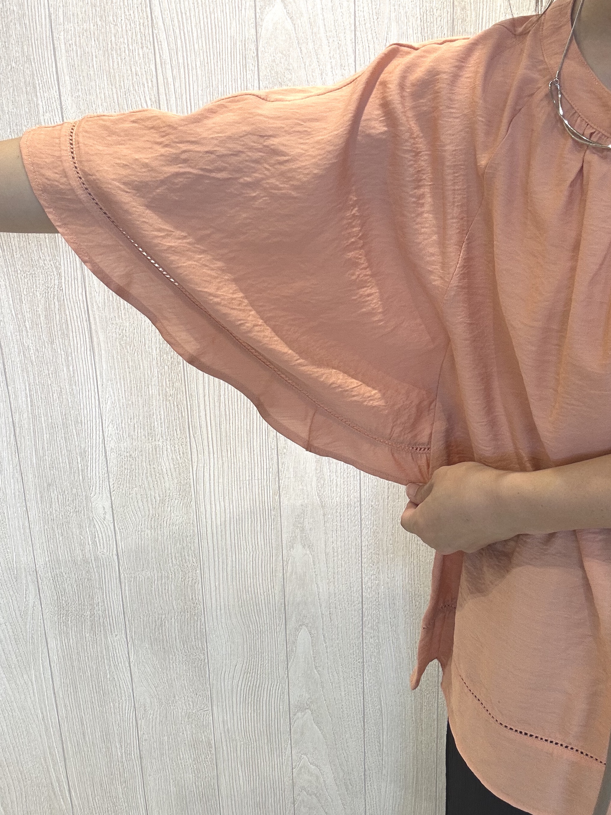 tomoさんの「SHOO･LA･RUE｜【S-LL/洗濯機可/体型カバー】はしごレースがポイント スラブポンチョ風ブラウス」を使ったコーディネート