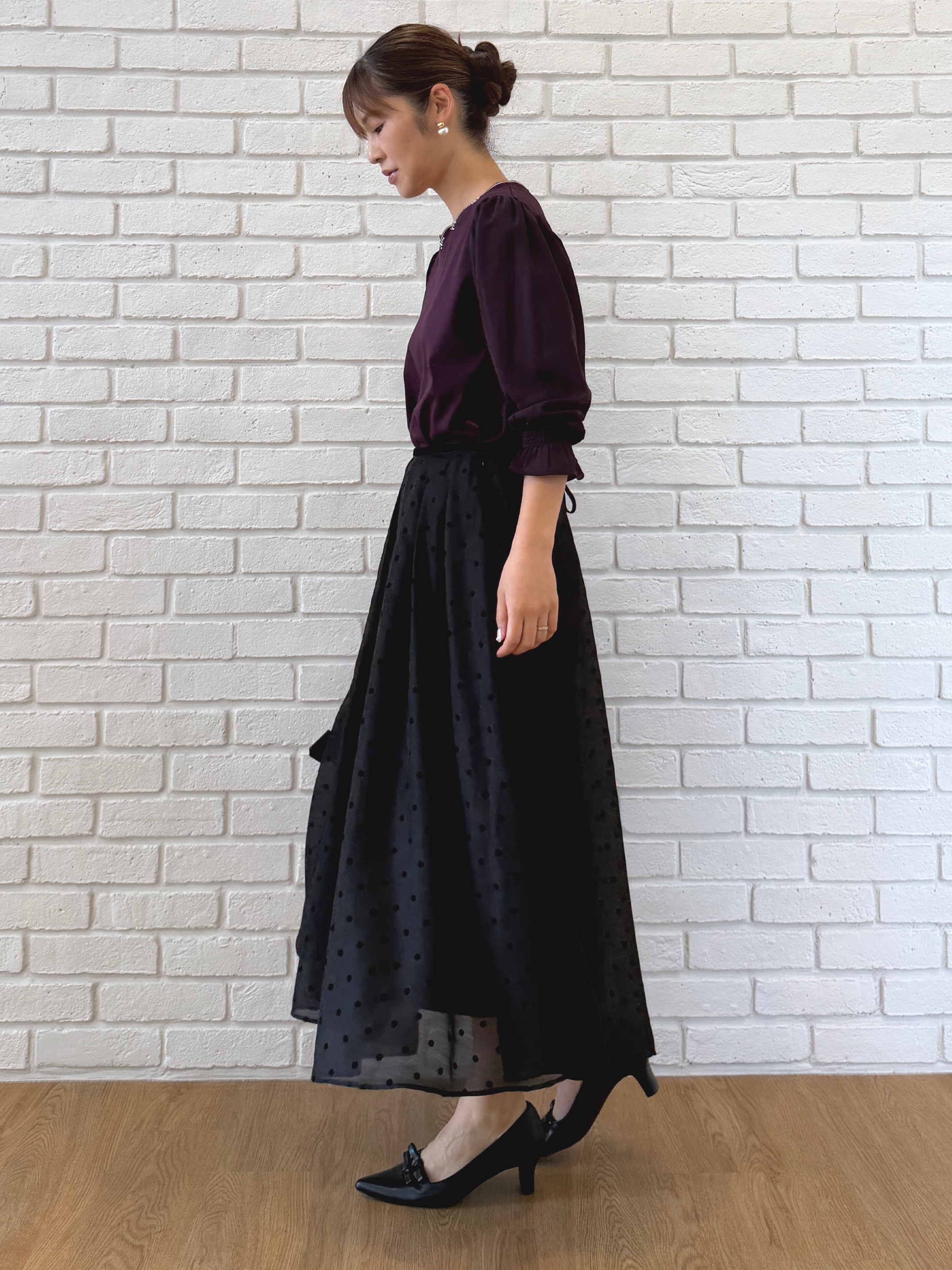 makiさんの「Couture brooch｜【顔まわり華やぐ・UVカット】スカラ刺繍トップス」を使ったコーディネート