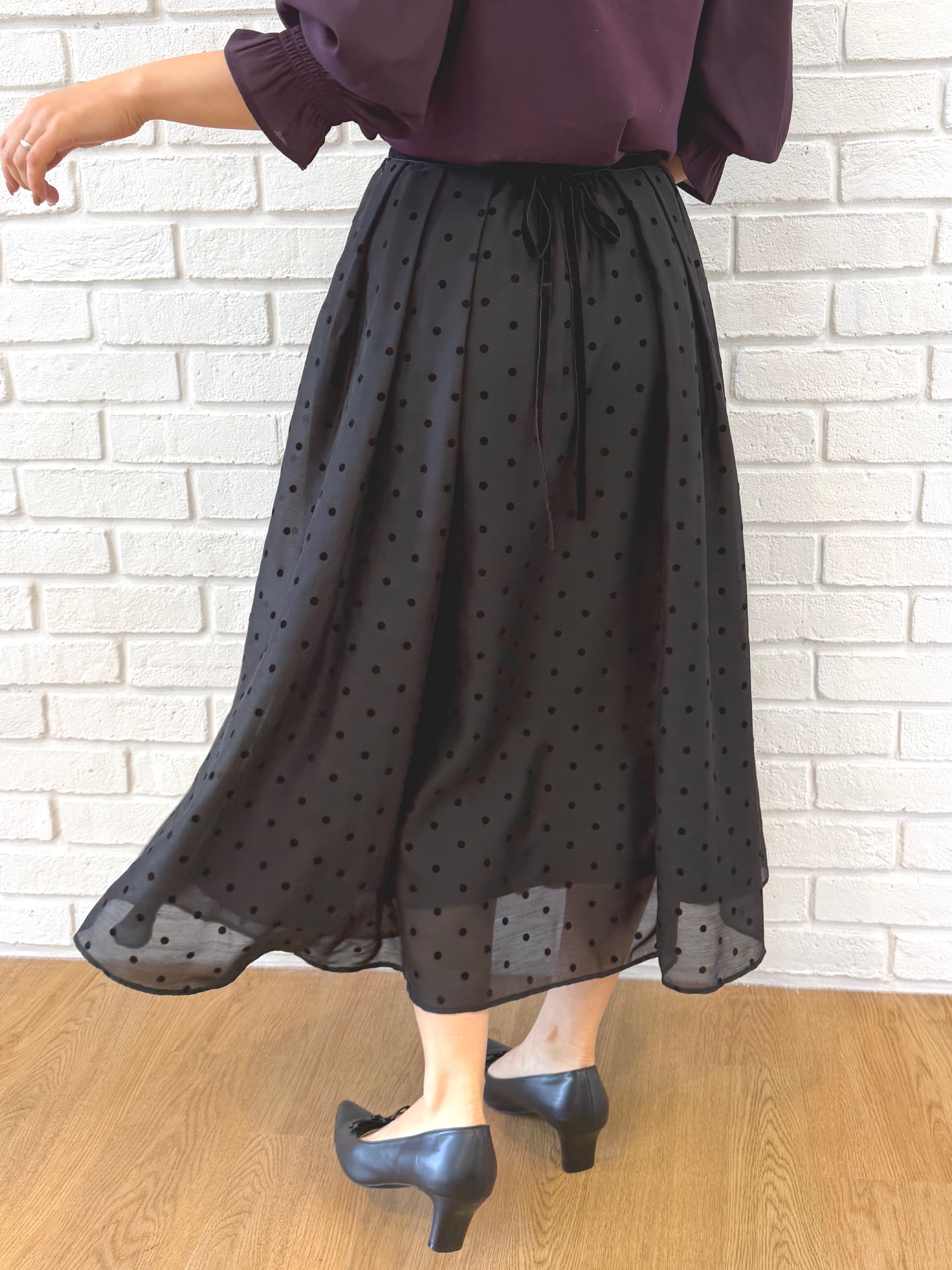 makiさんの「Couture brooch｜【顔まわり華やぐ・UVカット】スカラ刺繍トップス」を使ったコーディネート