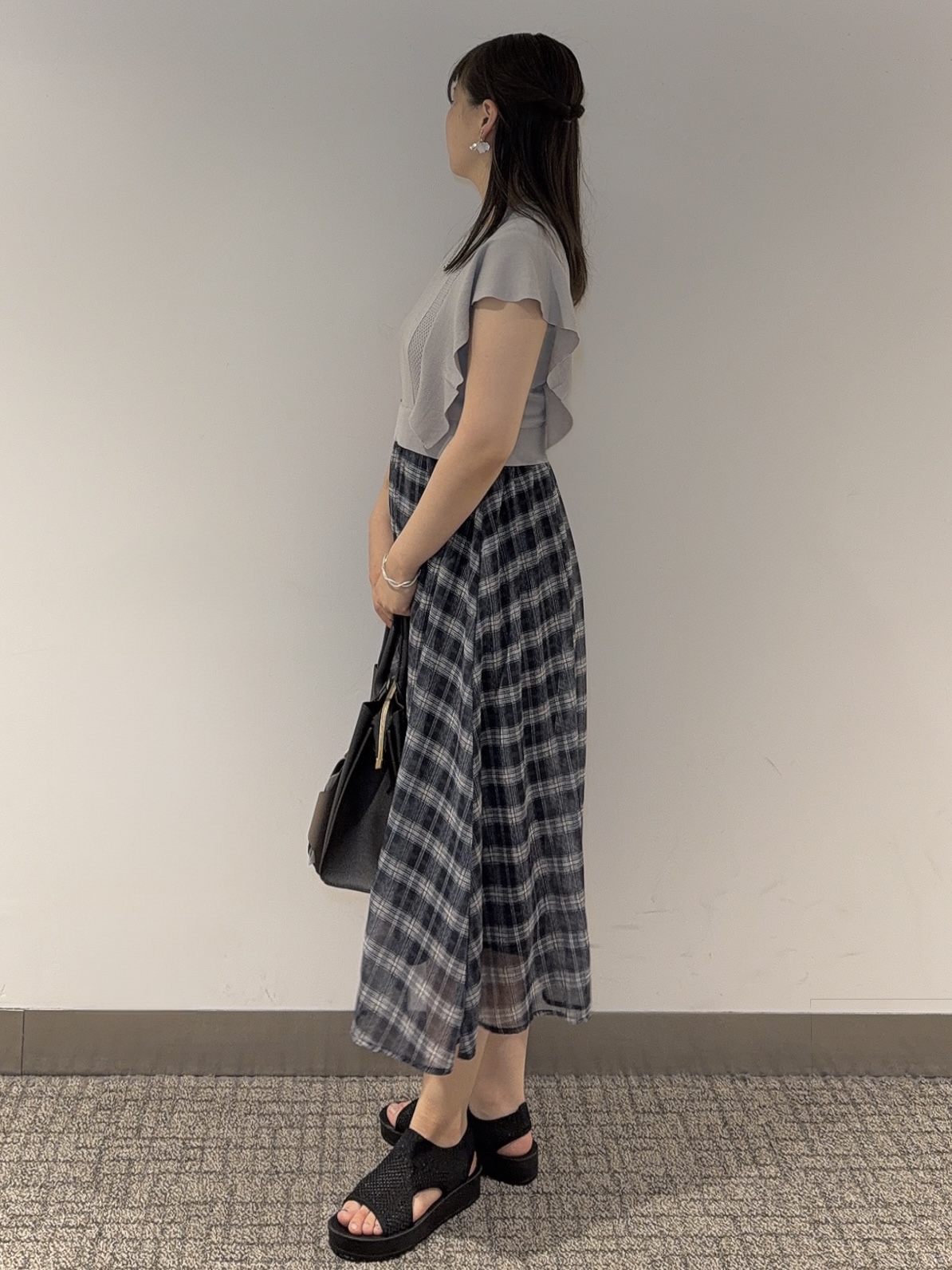 みーさんの「grove｜【低身長さんも選べる着丈・洗濯機◎】1枚で華やか 肩フリルニットドッキングワンピース」を使ったコーディネート