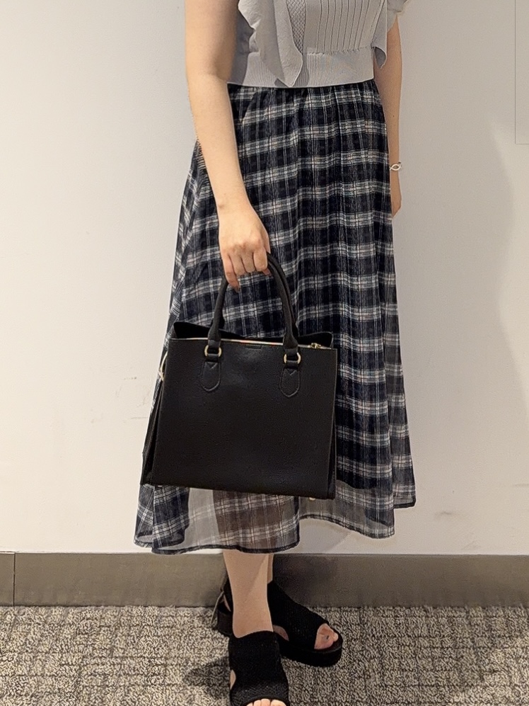 みーさんの「grove｜【低身長さんも選べる着丈・洗濯機◎】1枚で華やか 肩フリルニットドッキングワンピース」を使ったコーディネート