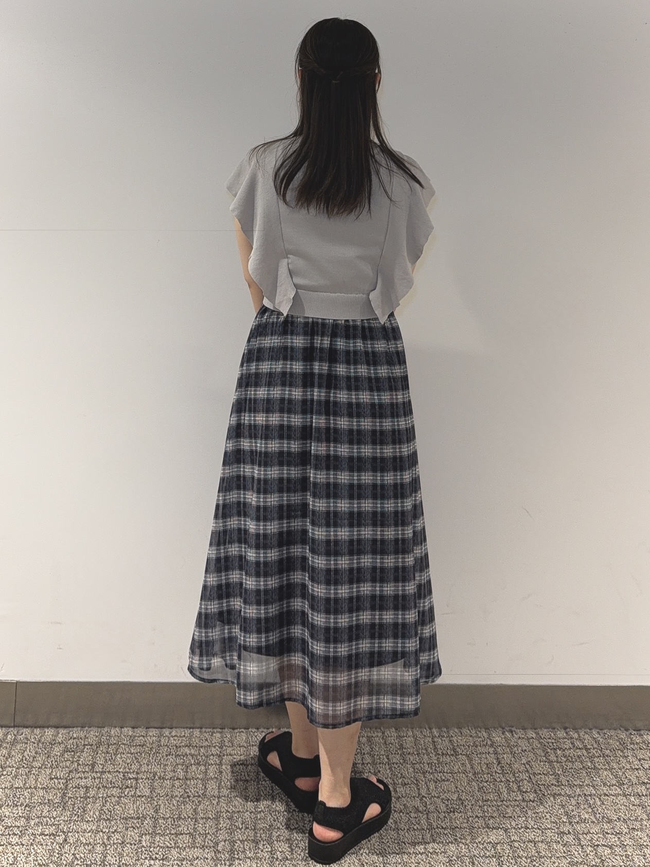 みーさんの「grove｜【低身長さんも選べる着丈・洗濯機◎】1枚で華やか 肩フリルニットドッキングワンピース」を使ったコーディネート