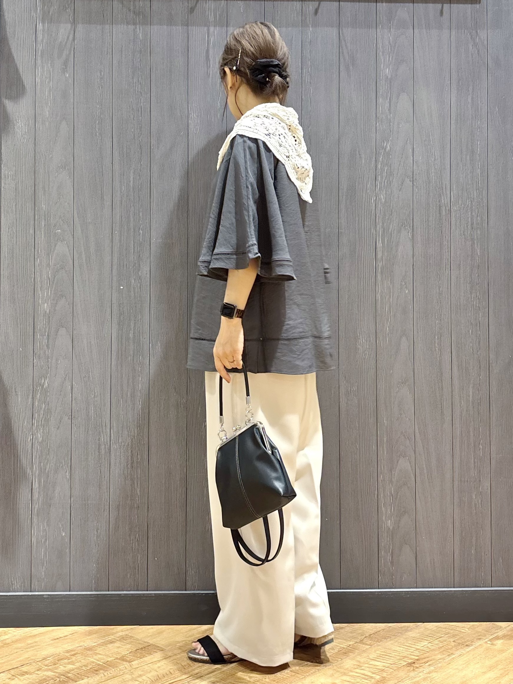 meiさんの「SHOO･LA･RUE｜【S-LL/洗濯機可/体型カバー】はしごレースがポイント スラブポンチョ風ブラウス」を使ったコーディネート