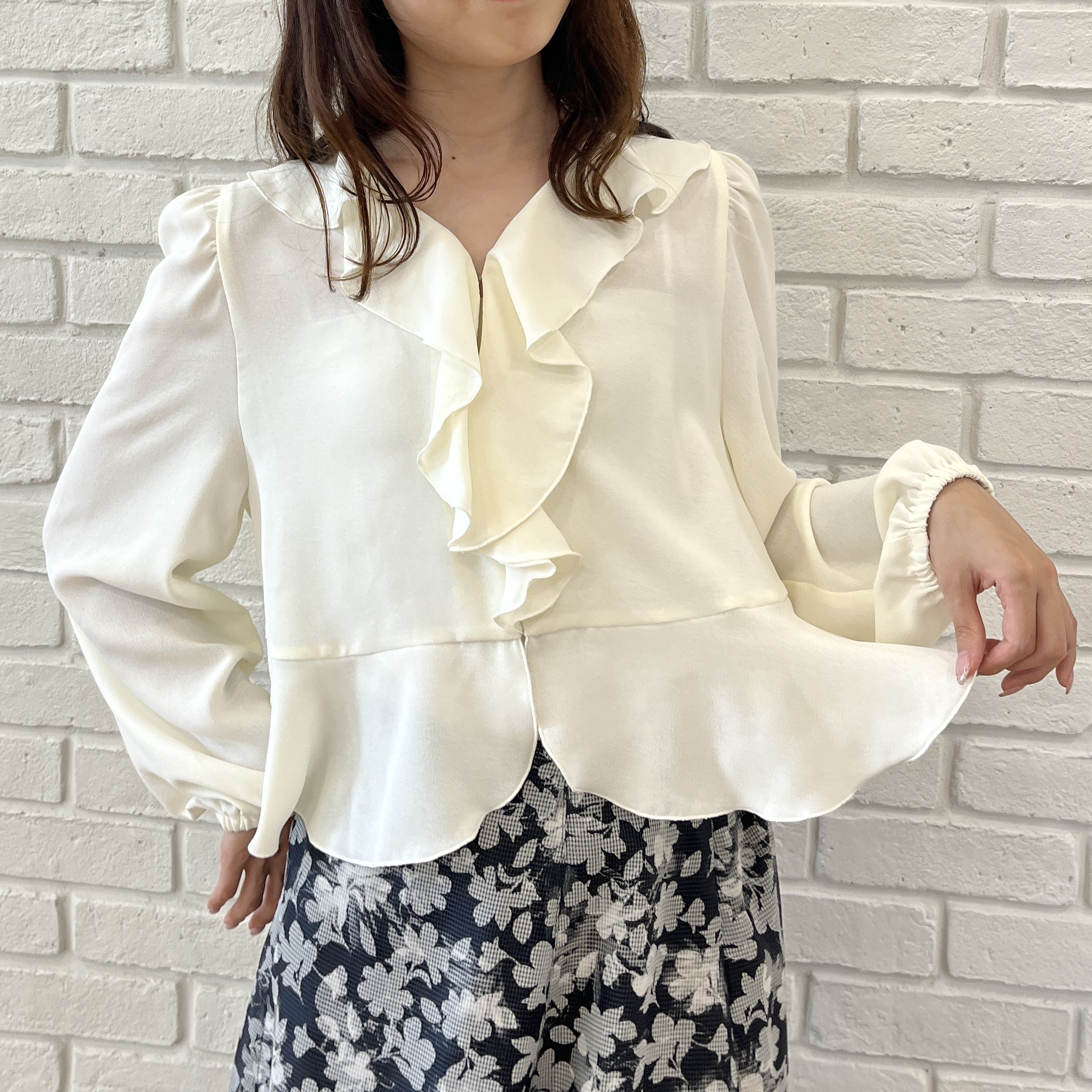 はばさんの「Couture brooch｜【インせず着映え】ラッフル ブラウス」を使ったコーディネート