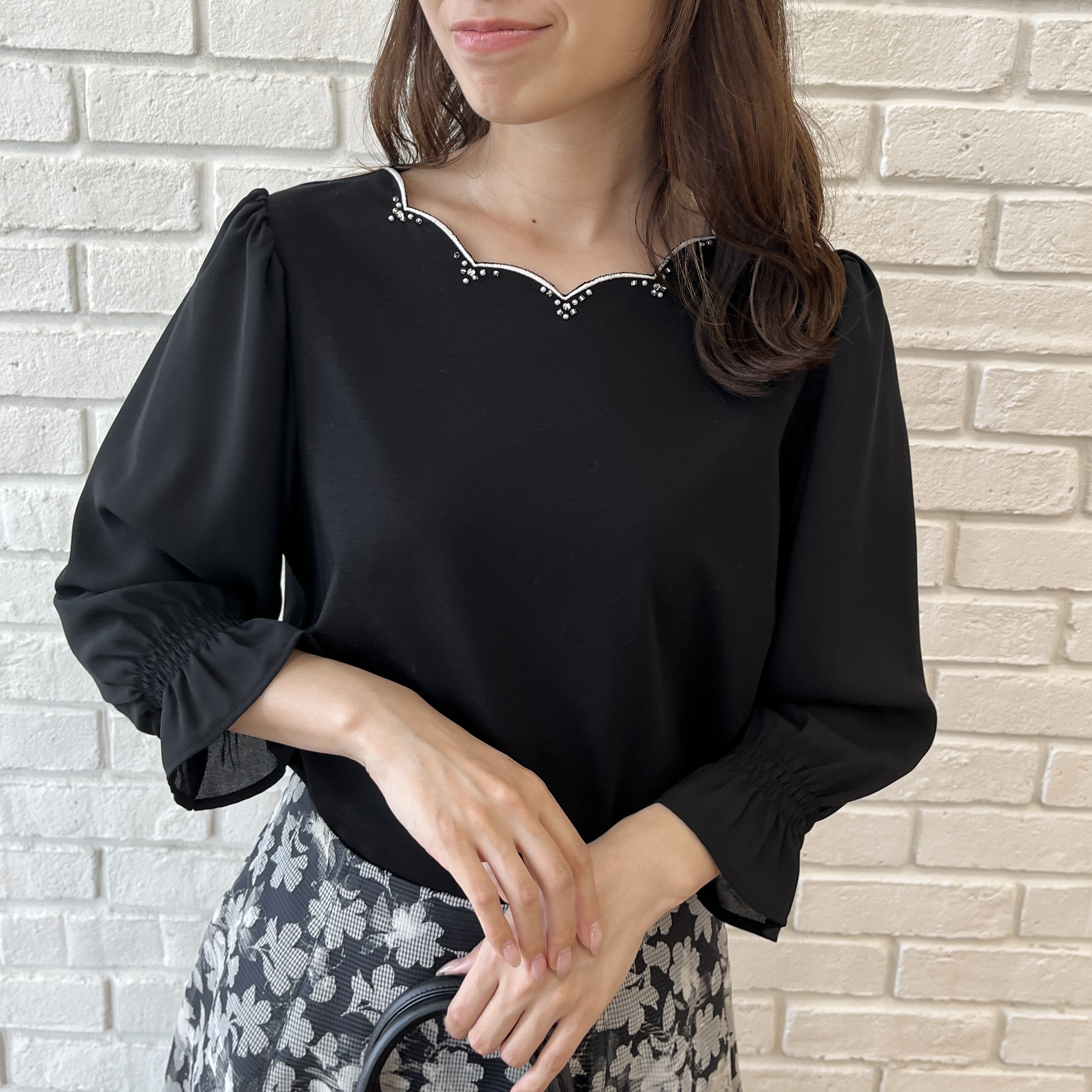 はばさんの「Couture brooch｜【顔まわり華やぐ・UVカット】スカラ刺繍トップス」を使ったコーディネート