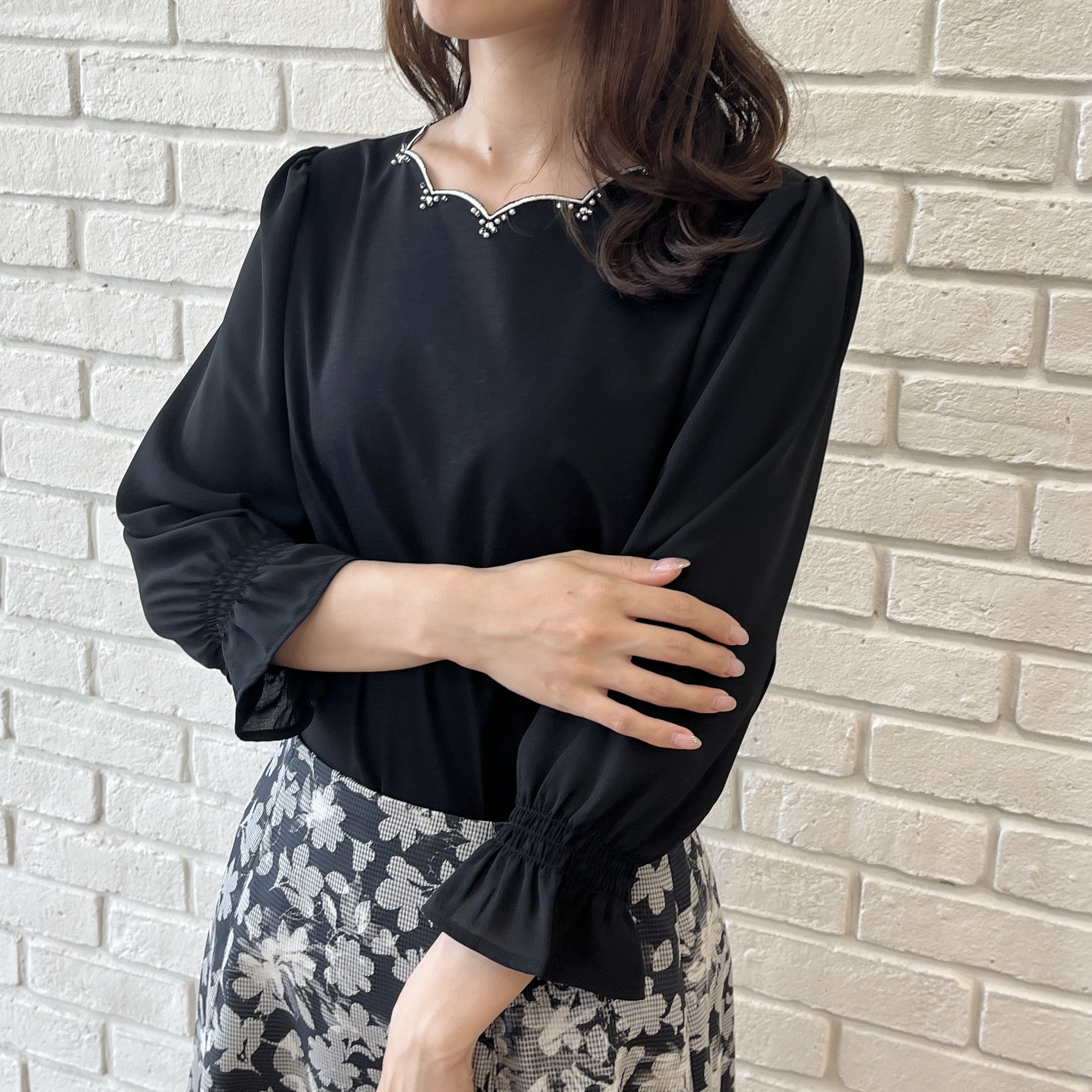 はばさんの「Couture brooch｜【顔まわり華やぐ・UVカット】スカラ刺繍トップス」を使ったコーディネート