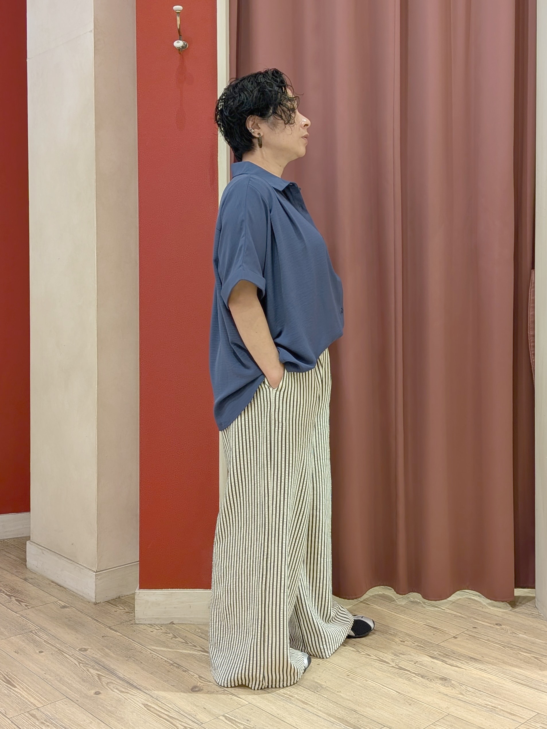 cameさんの「SHOO･LA･RUE｜【洗濯後しわになりにくい/体型カバー】二の腕も隠せる　お袖ロールアップ半袖シャツ」を使ったコーディネート