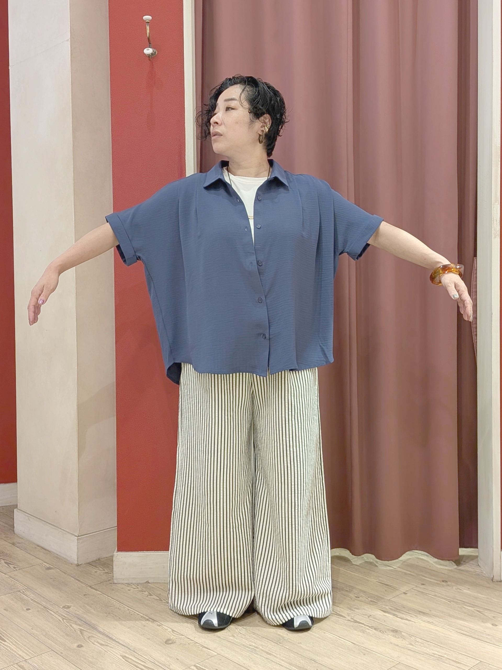 cameさんの「SHOO･LA･RUE｜【洗濯後しわになりにくい/体型カバー】二の腕も隠せる　お袖ロールアップ半袖シャツ」を使ったコーディネート