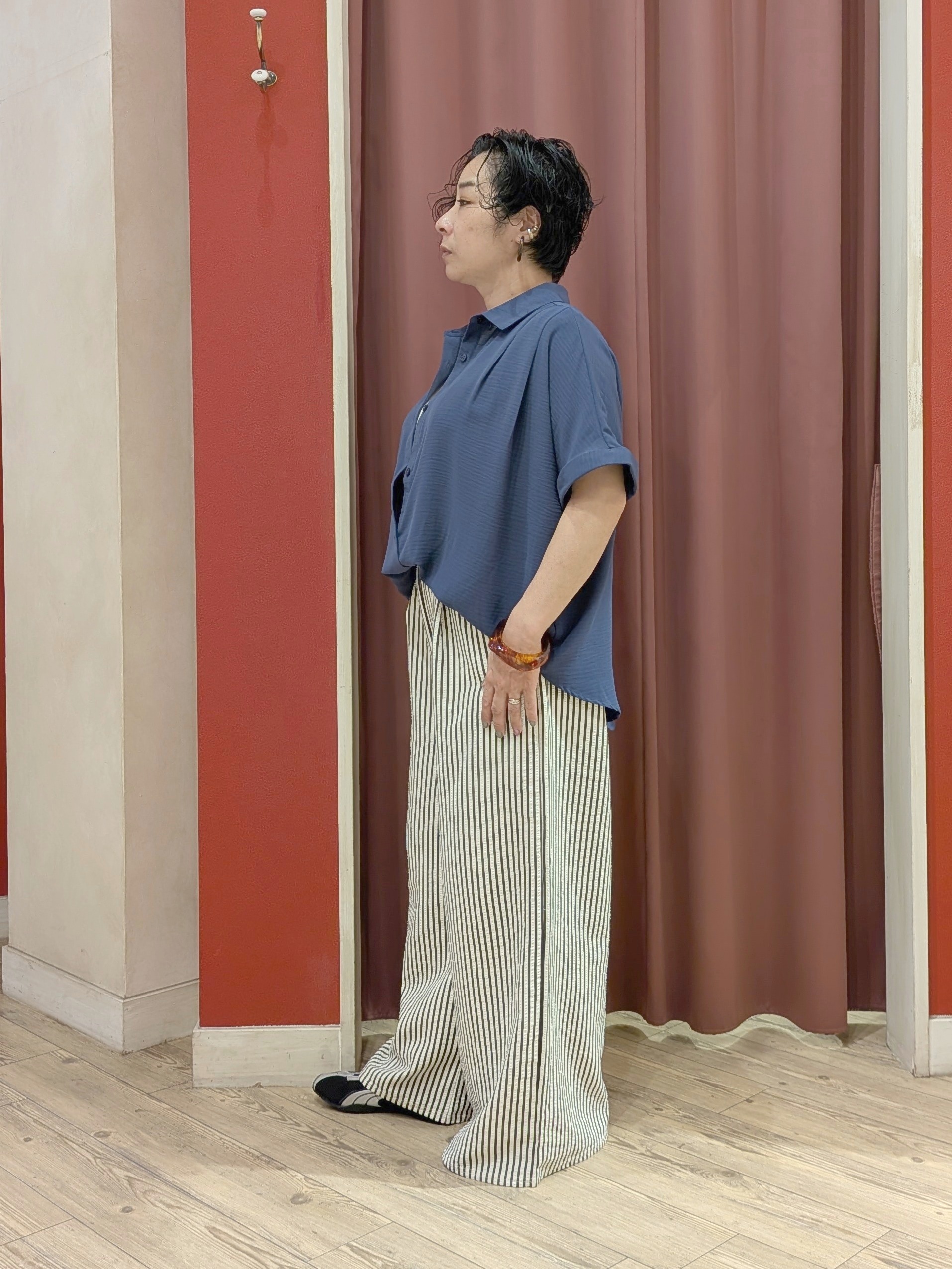 cameさんの「SHOO･LA･RUE｜【洗濯後しわになりにくい/体型カバー】二の腕も隠せる　お袖ロールアップ半袖シャツ」を使ったコーディネート