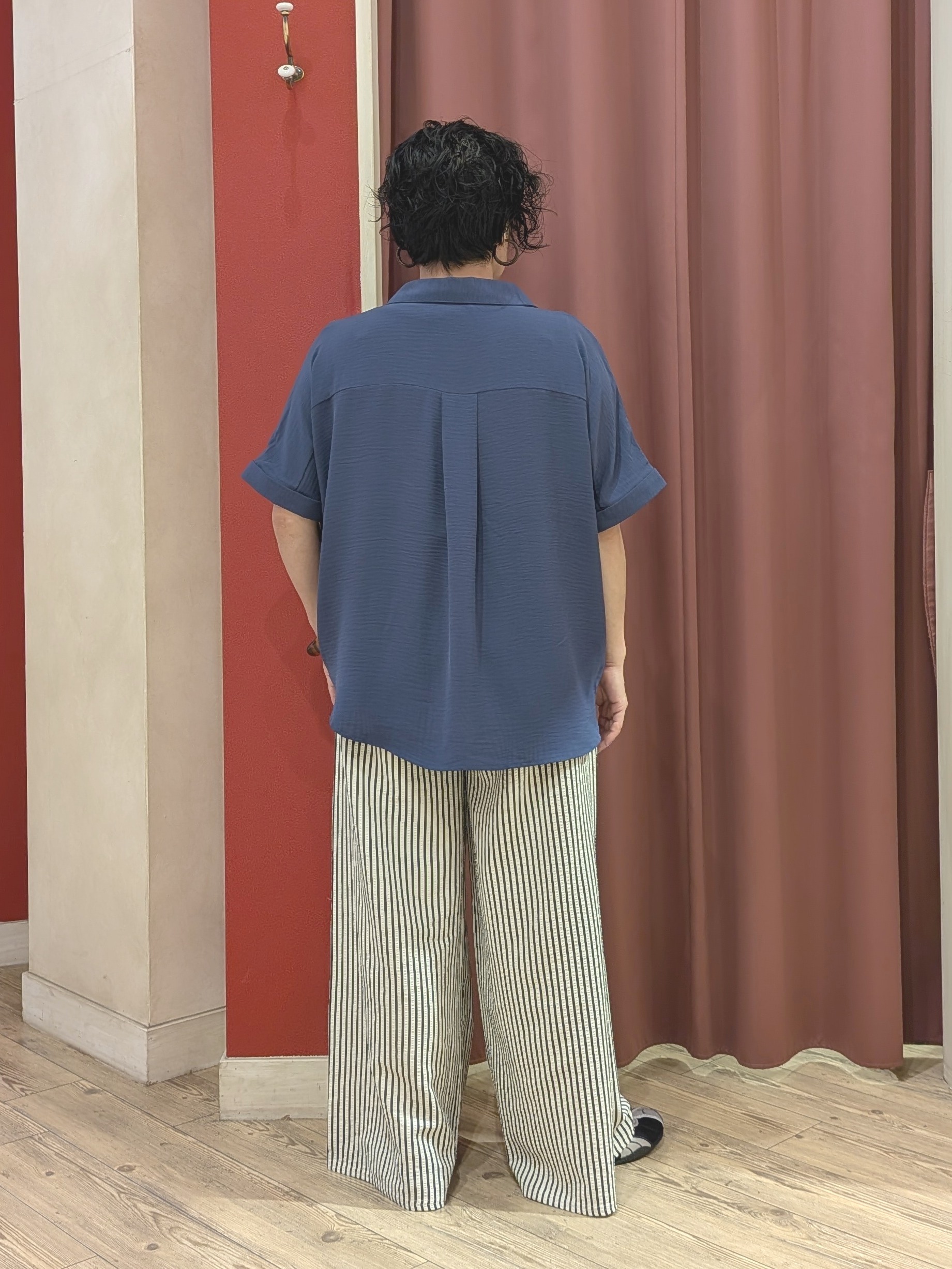 cameさんの「SHOO･LA･RUE｜【洗濯後しわになりにくい/体型カバー】二の腕も隠せる　お袖ロールアップ半袖シャツ」を使ったコーディネート